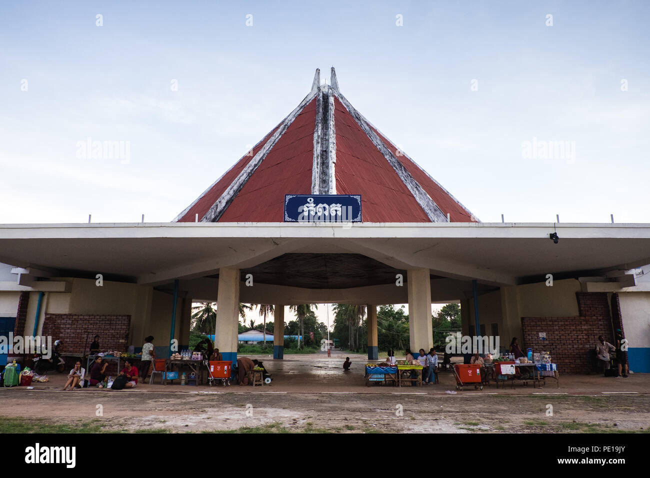 Passagiere und lokalen Obst und Gemüse Verkäufer bei Kampot Bahnhof, Kambodscha. Stockfoto