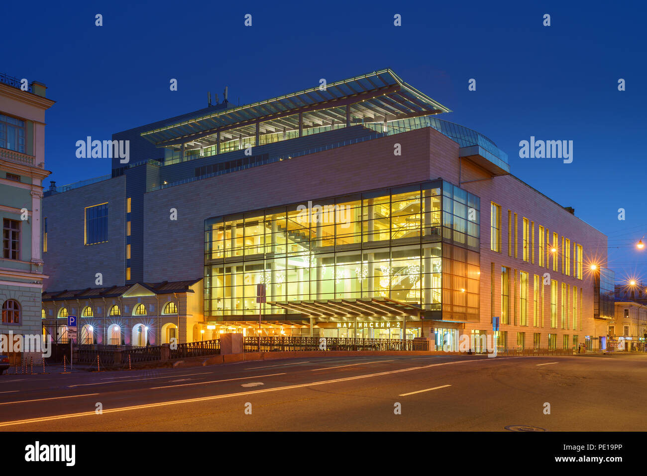 St. Petersburg, Russland - 17.Juli 2018, Abendlicher Blick auf Mariinsky Theater, zweite (neue) Szene, Sankt-Petersburg, Russland Stockfoto