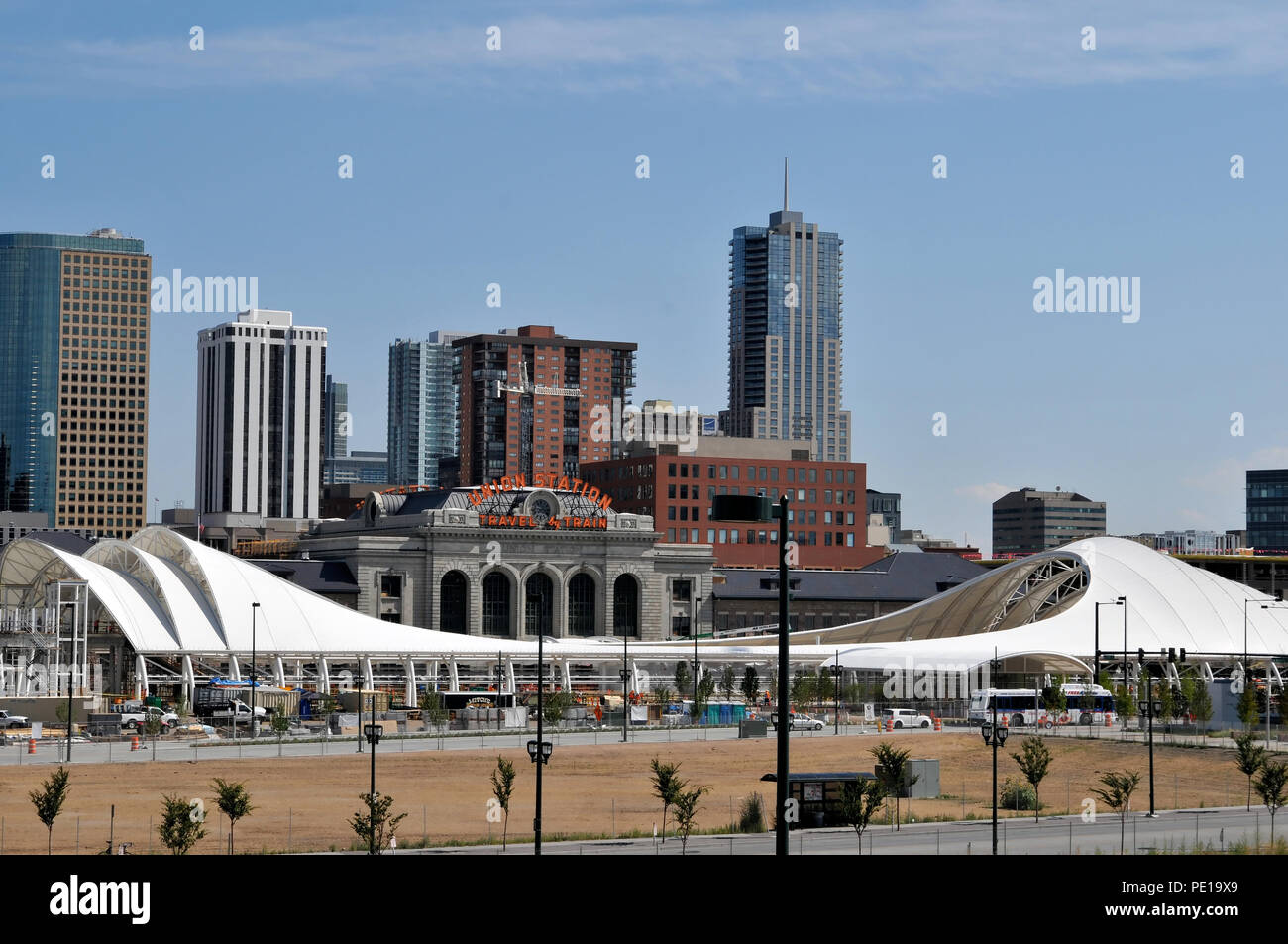 Denver's neuen multimodalen Verkehrsknotenpunkt noch im Aufbau mit dem historischen Union Bahnhof im Hintergrund. Die große Renovierung von Denver. Stockfoto