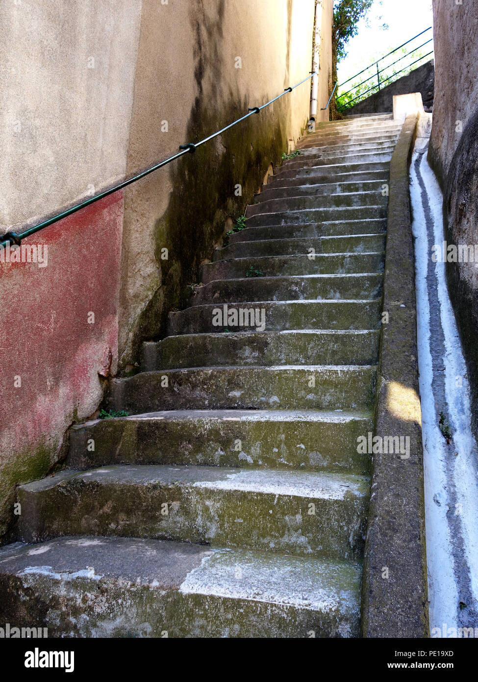 Sehr steile Steintreppe im alten Dorf Murviel-lès-Béziers, Frankreich Stockfoto