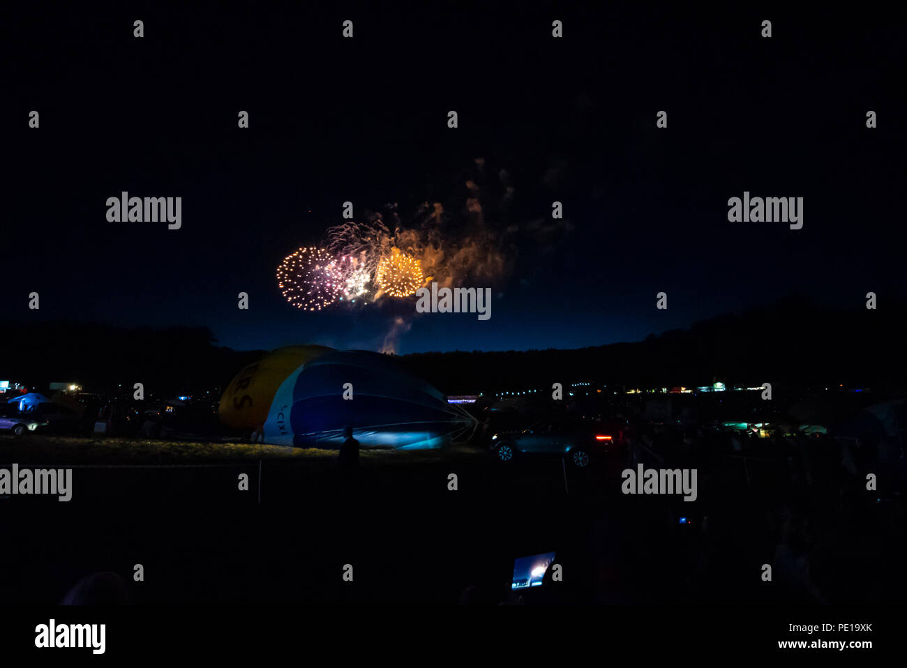 Feuerwerk nach der Nacht leuchtet beim Heißluftballon-Event Bristol International Balloon Fiesta. Ballons mit Luft. Nachts. Dunkel Stockfoto