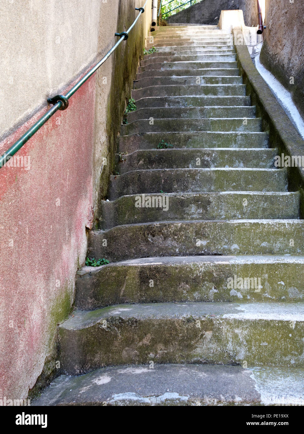 Sehr steile Steintreppe im alten Dorf Murviel-lès-Béziers, Frankreich Stockfoto
