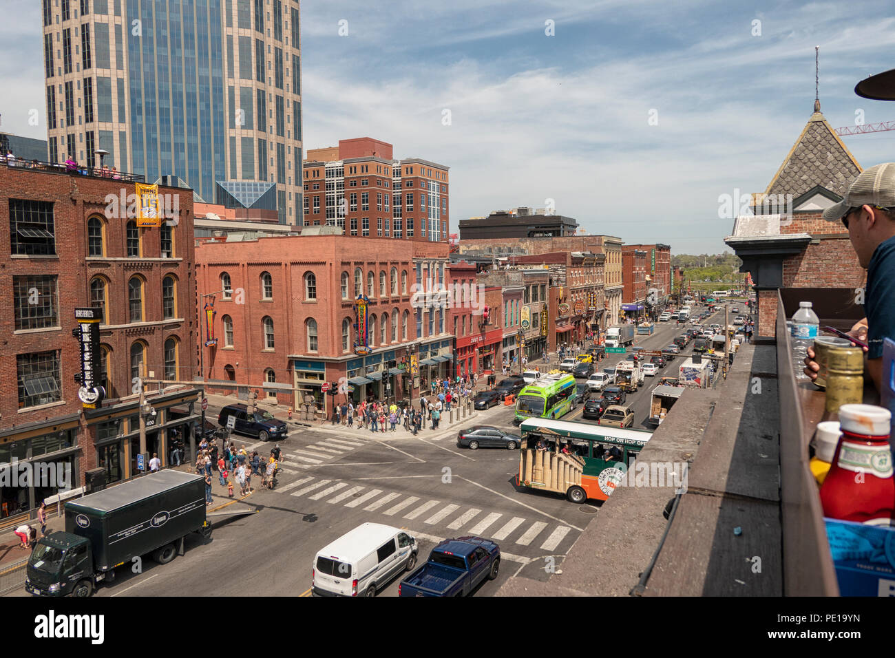 Luftaufnahme von Broadway Vergnügungsviertel mit Bars, Restaurants und Unterhaltungsmöglichkeiten für Live-Musik, Nashville, TN, USA Stockfoto