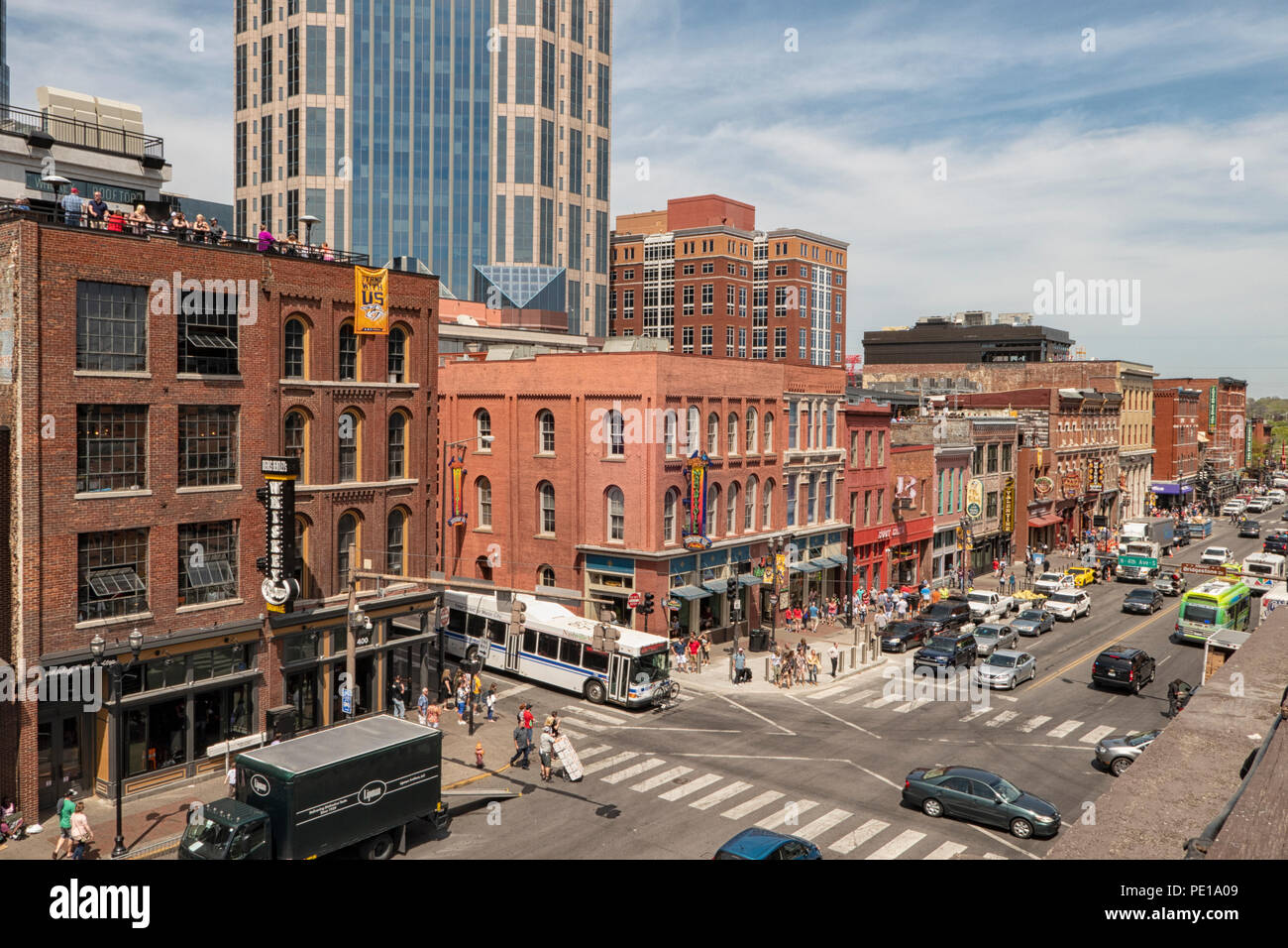 Luftaufnahme von Broadway Vergnügungsviertel mit Bars, Restaurants und Unterhaltungsmöglichkeiten für Live-Musik, Nashville, TN, USA Stockfoto
