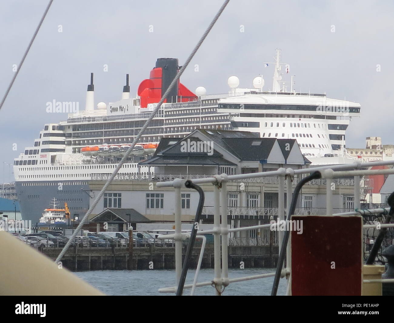 Die ikonischen Ocean Liner Queen Mary 2, einer der "drei Königinnen" der Cunard Line betrieben; in Southampton, England angedockt Stockfoto