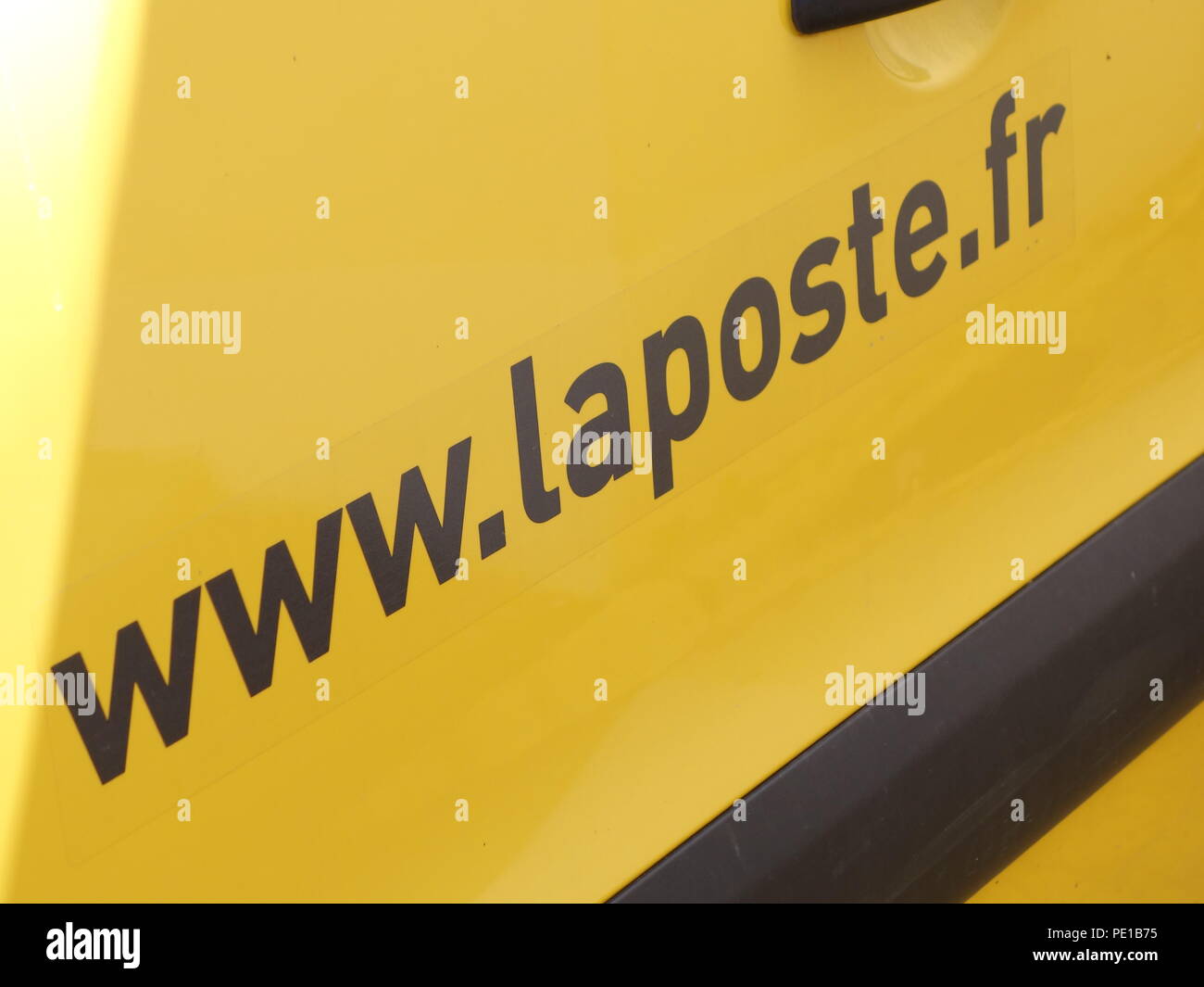 Die Post-Depot mit Lieferwagen in Murviel-lès-Béziers, Frankreich Stockfoto