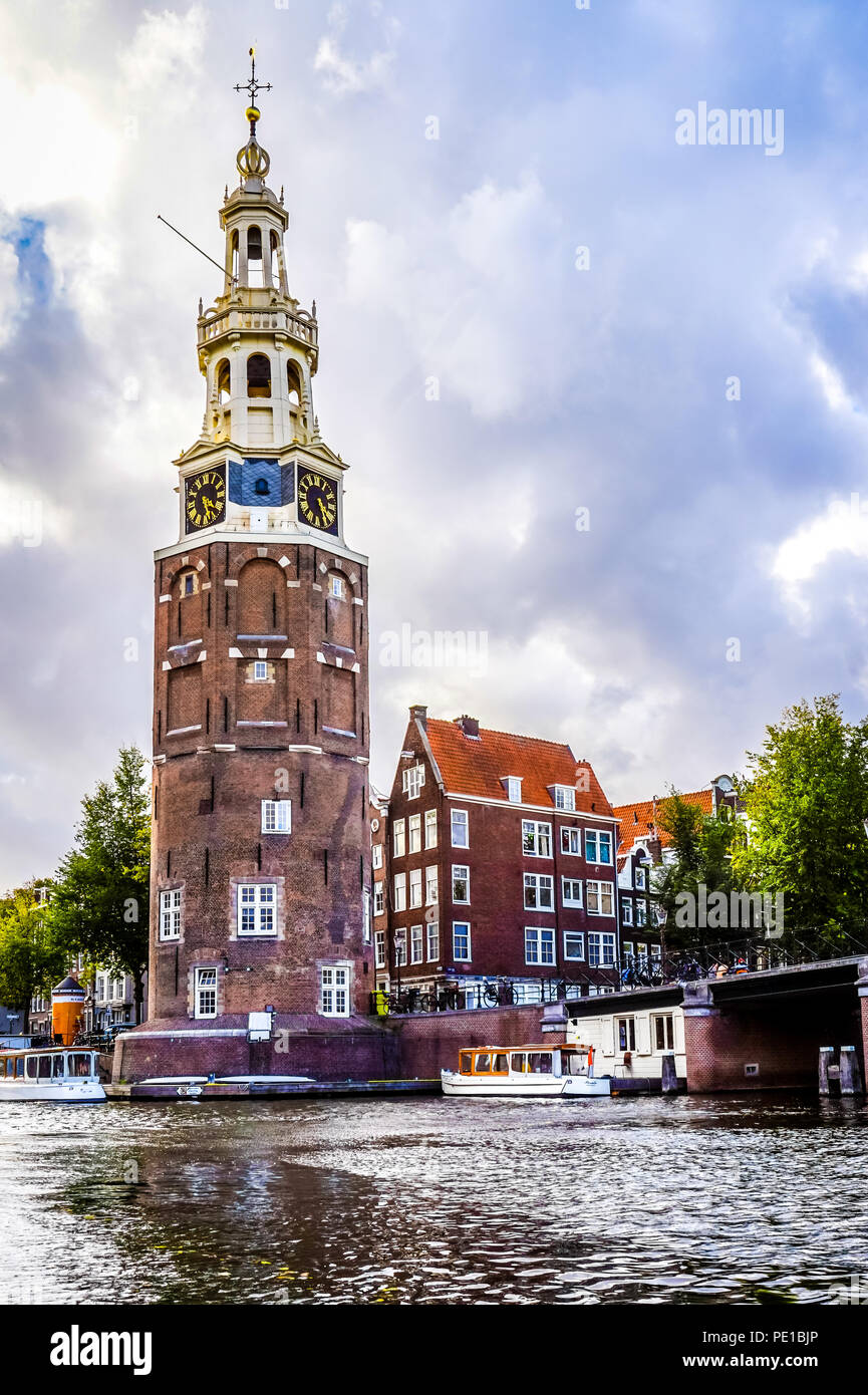 Die Montelbaanstoren (montelbaans Turm), im Jahre 1516 an den Ufern der Oudeschans Kanal im Zentrum von Amsterdam, Holland gebaute Stockfoto