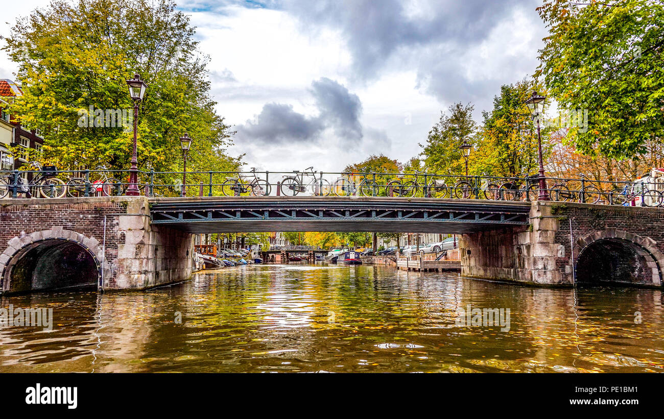 Blick auf eine Brücke über die Brouwersgracht (Brauer Canal) von einem Kanal tour Boot in der Herengracht im Herzen der Altstadt von Amsterdam, Holland Stockfoto