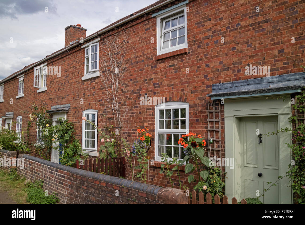 Reihenhaus Cottages in der Worcester und Birmingham Canal, England, Großbritannien Stockfoto