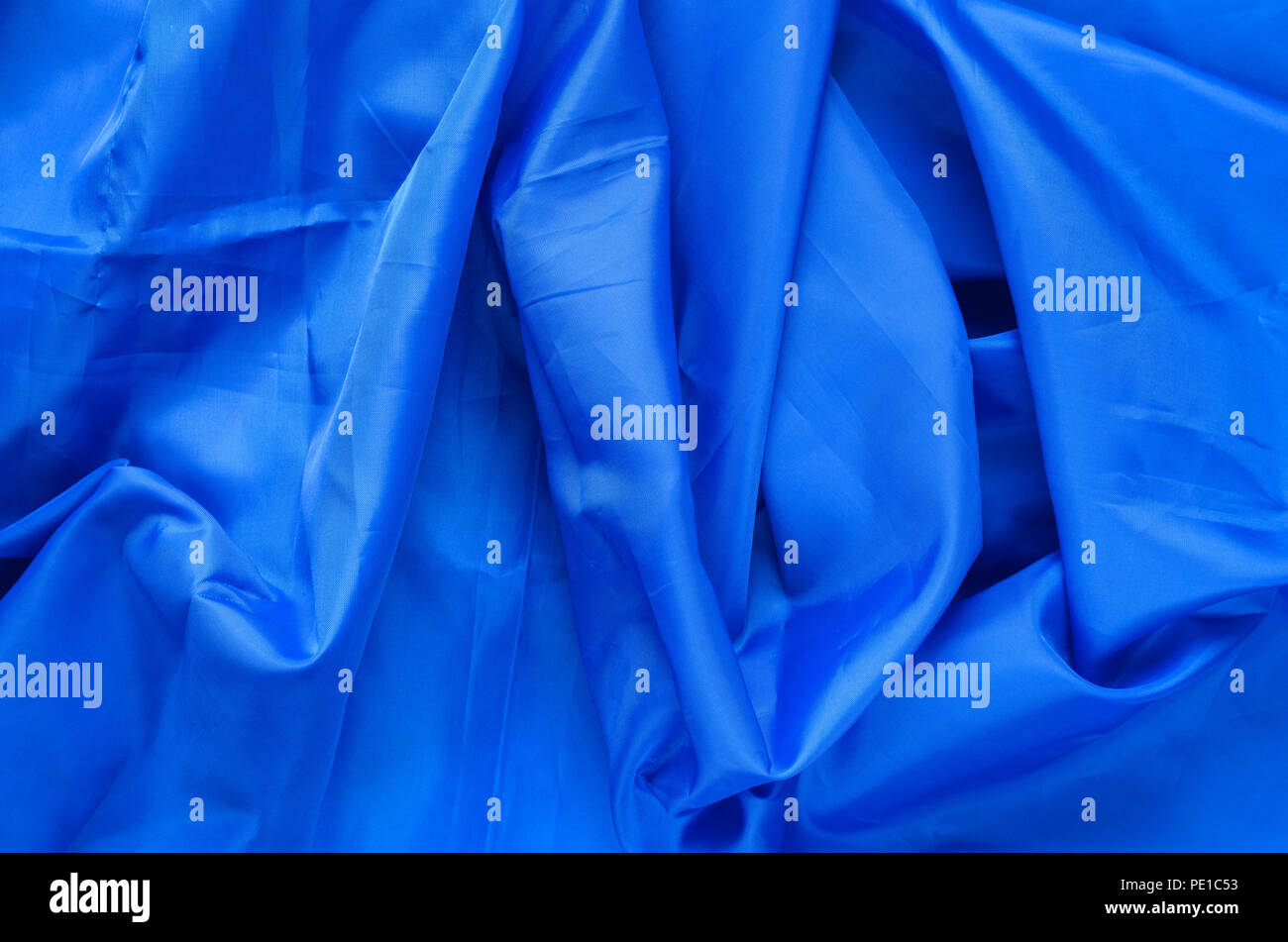 Blau Synthetik Innenfutter Stoff mit Falten. Zerknitterte Blatt oder  Kleidung Hintergrund Stockfotografie - Alamy