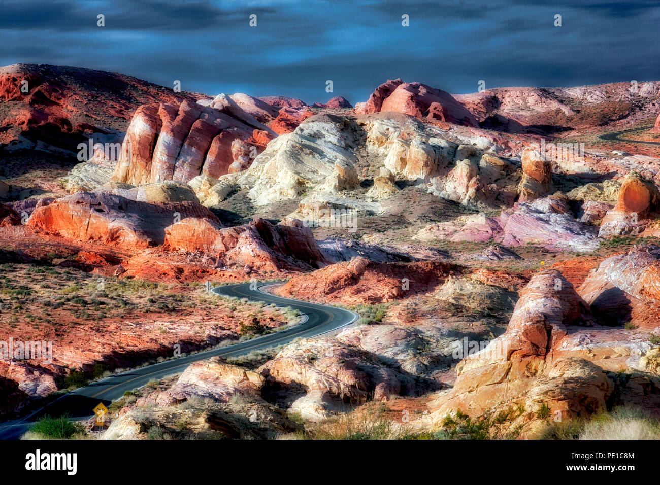 Straße durch das Tal des Feuers Staatspark, Nevada Stockfoto