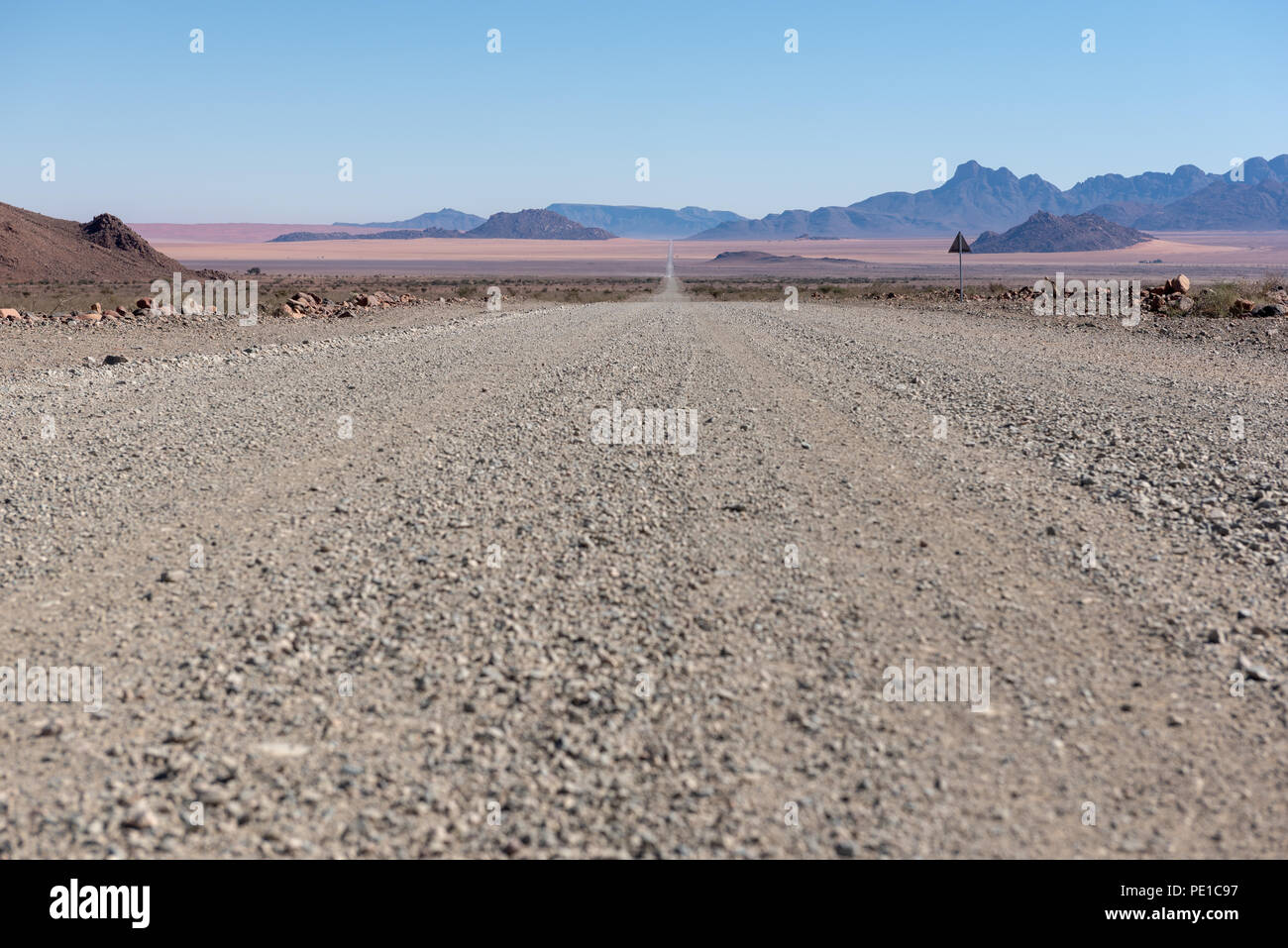 Geringe Blickwinkel der offenen Schotterstraße zu Horizont in der Wüste, Namibia Stockfoto