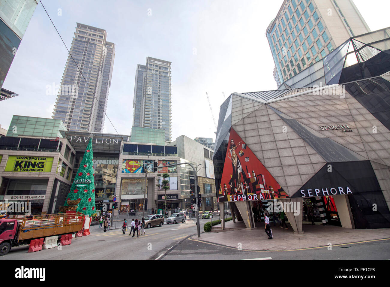 Ein Blick auf die Straße von Bukit Bintang, dem wichtigsten Einkaufsviertel von Kuala Lumpur mit Pavillon als Hintergrund Stockfoto