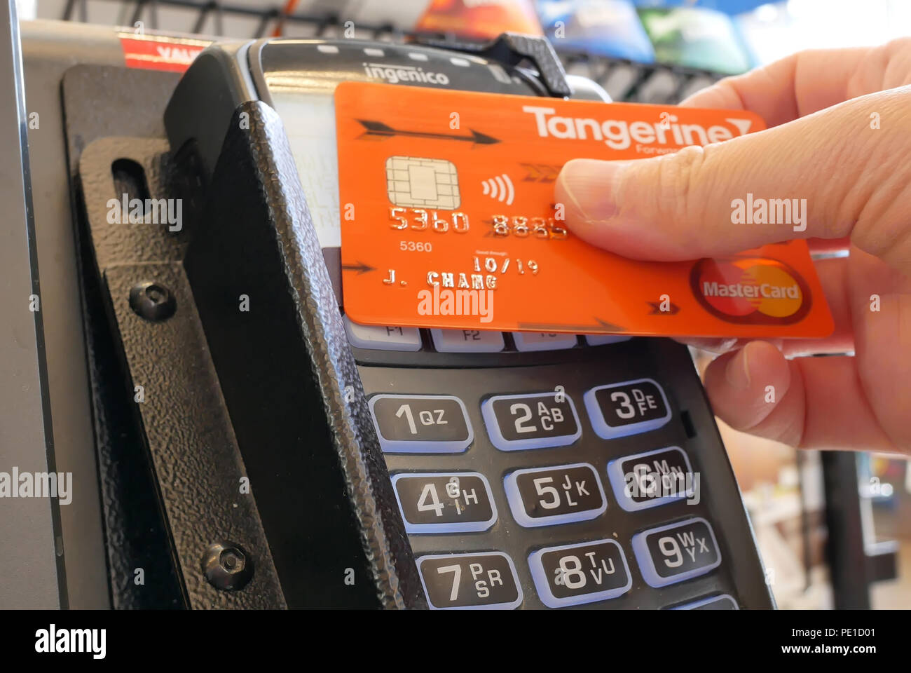 Burnaby, BC, Kanada - 30. Mai 2018: In der Nähe von Frau Lebensmittel zahlen und Tippen auf Kreditkarte bei Self-check out-Zähler innerhalb Preis smart Lebensmittel speichern Stockfoto