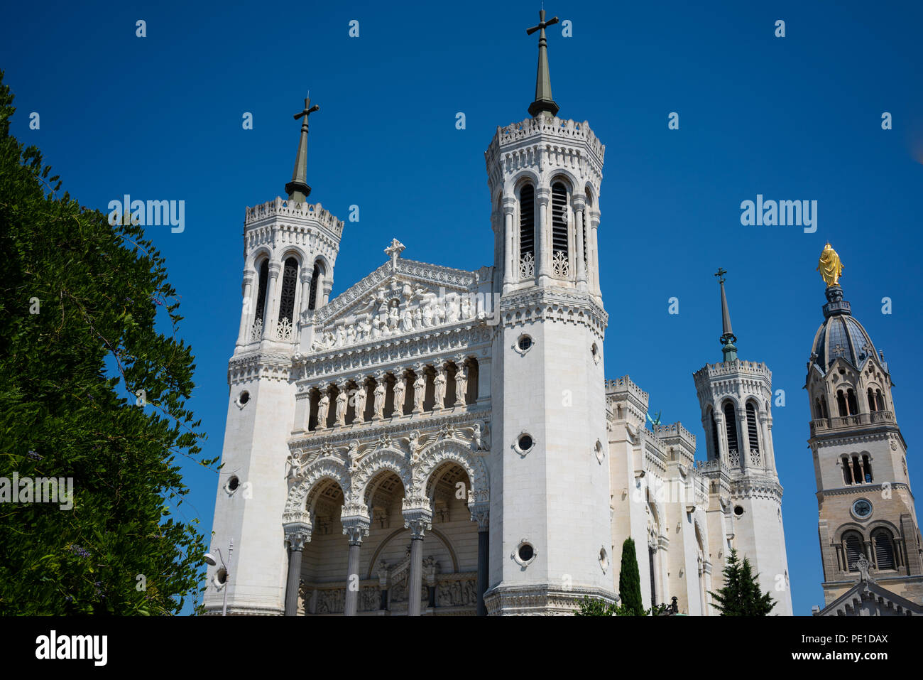 Vorderansicht der Basilika Notre-Dame de Fourviere in Lyon Frankreich Stockfoto