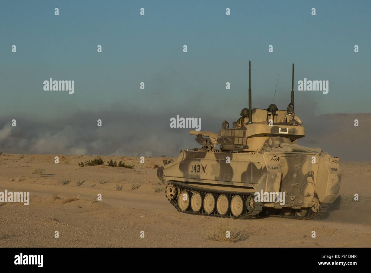 In FORT IRWIN, Kalifornien - 11 Armored Cavalry Regiment Troopers ihre Position halten in den zentralen Korridor, National Training Center, Calif., bei einem Angriff auf der Pennsylvania National Guard, 56 Stryker Brigade Combat Team, 28 Infanterie Division, 6. August 2018. Diese Phase des Kampfes gegen die Fähigkeit der Unabhängigkeit der Feuerwehr eine befestigte Fläche gegen eine in der Nähe von-peer Gegner zu verteidigen. (U.S. Armee Foto von SPC. Engel Heraldez, 11. ACR, PAO) Stockfoto