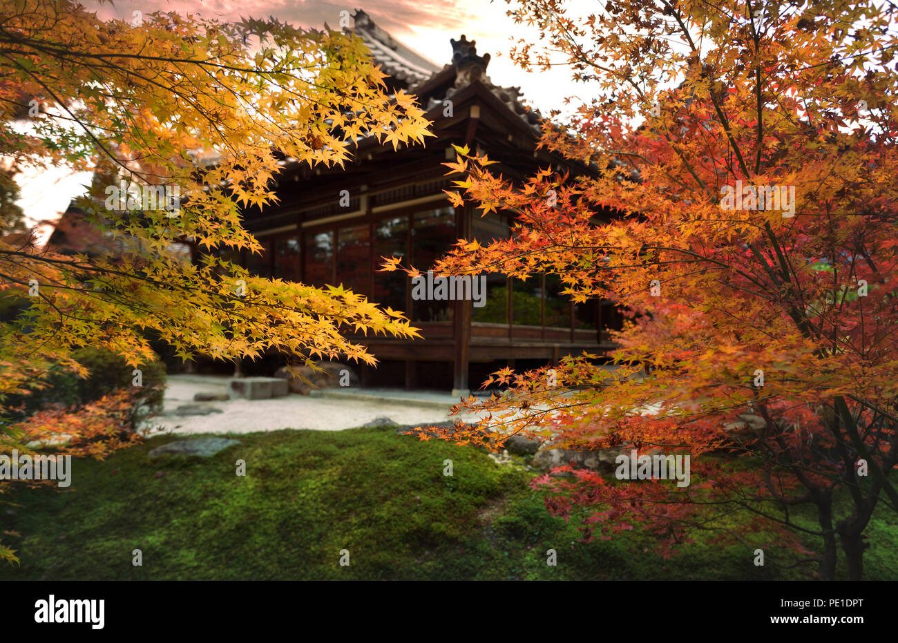 Tenju - einen japanischen Tempel Haupthalle im schönen Herbst Landschaft eines Tempels Garten. Nanzen-ji-Komplex in Sakyo-ku, Kyoto, Japan 2017 Stockfoto