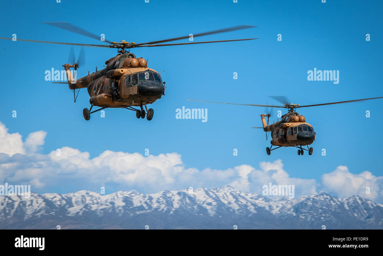 KABUL, Afghanistan - Zwei besondere Mission Flügel Mi-17 s Ansatz der Landezone. Besondere Mission Flügel 777 ist Afghanistan Special Operations aviation Kraft, die Bereitstellung von speziellen Operatoren aus der Afghan National Army Special Operations Command und allgemeinen Befehl der polizeilichen Spezialeinheiten auf Zeit, auf das Ziel und im Schutz der Dunkelheit. 2005 gegründet, wie die Luft zum Verbot, SMW jetzt als eines der führenden Aviation Einheiten in der Region angesehen wird. (Foto mit freundlicher Genehmigung von afghanischen besondere Mission Wing Public Affairs) Stockfoto