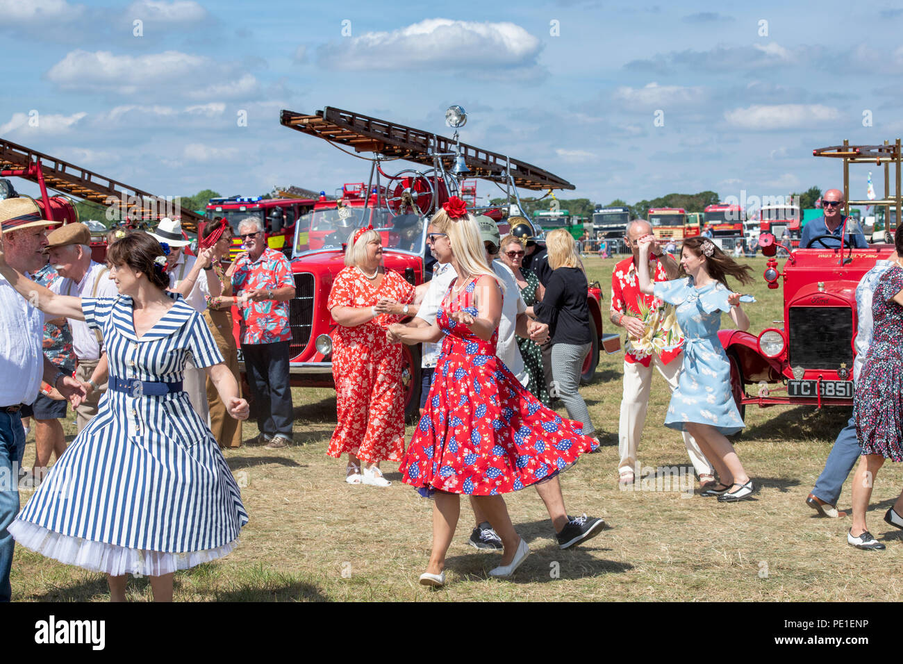 Paare tanzen Lindy Hop zu einem Steam Fair in England Stockfoto