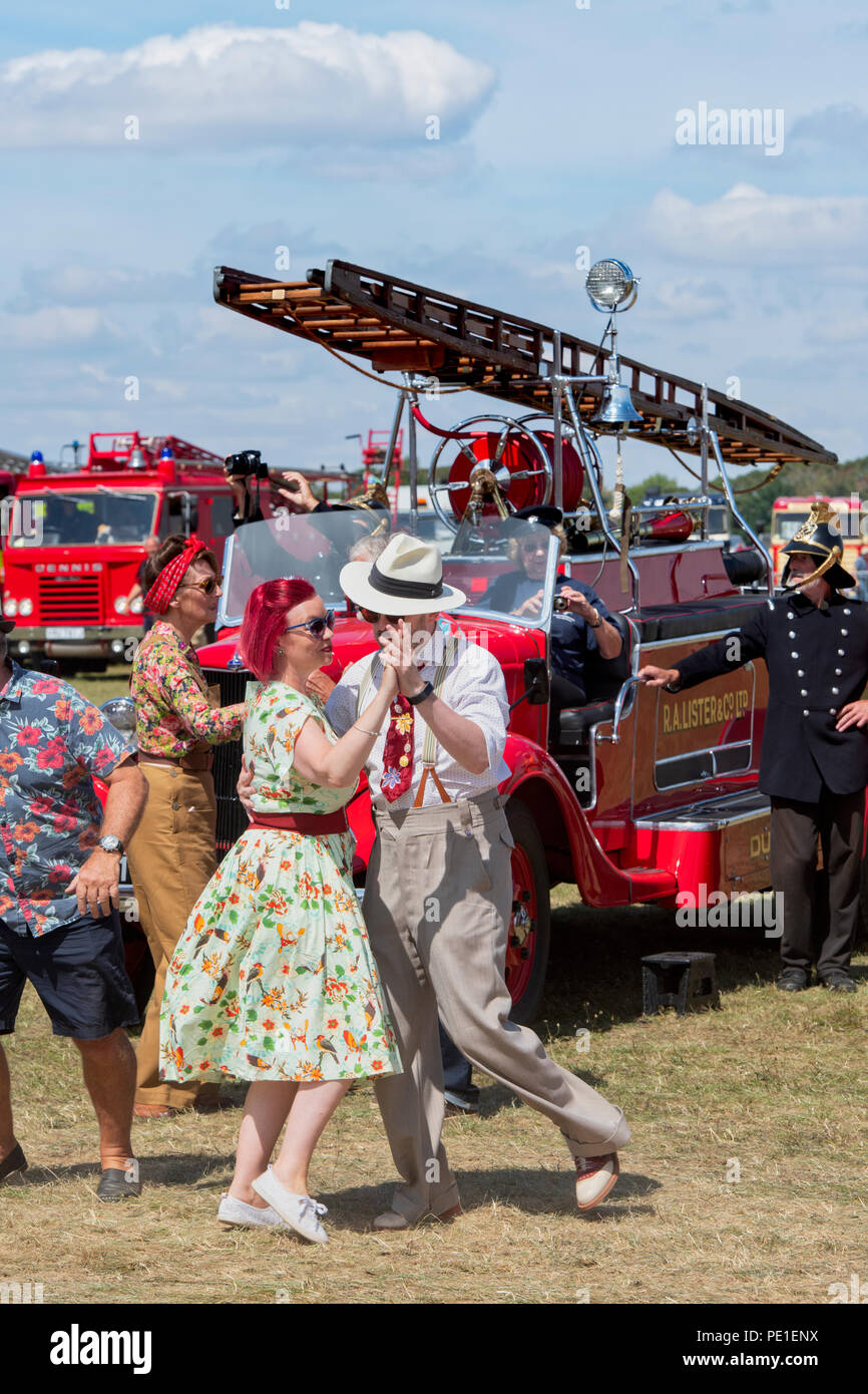 Paare tanzen Lindy Hop zu einem Steam Fair in England Stockfoto