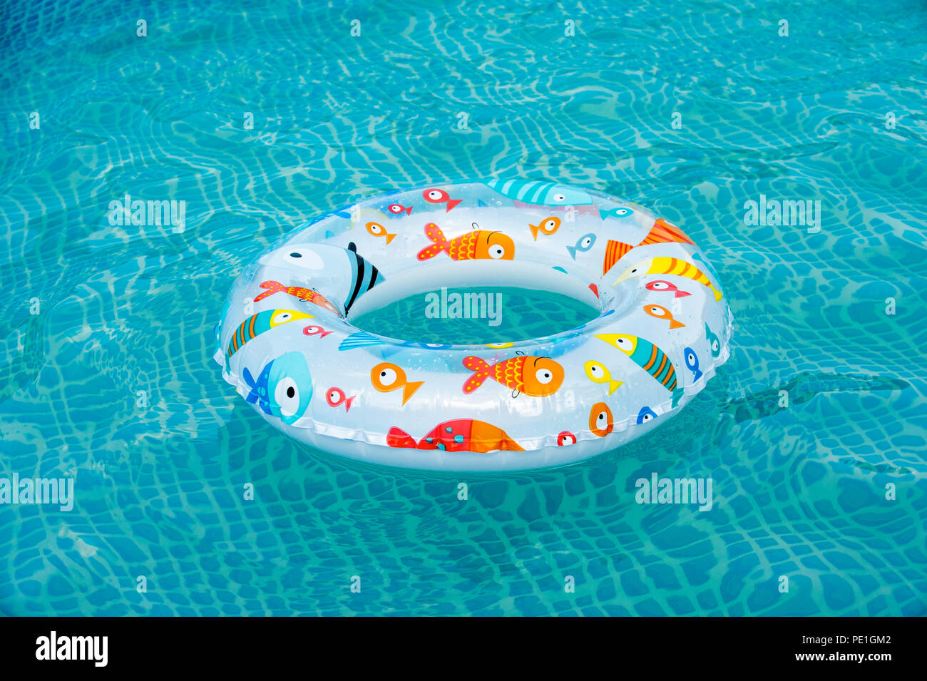Schwimmring auf cooles blaues Wasser mit Wellen reflektiert in der Sommersonne Stockfoto