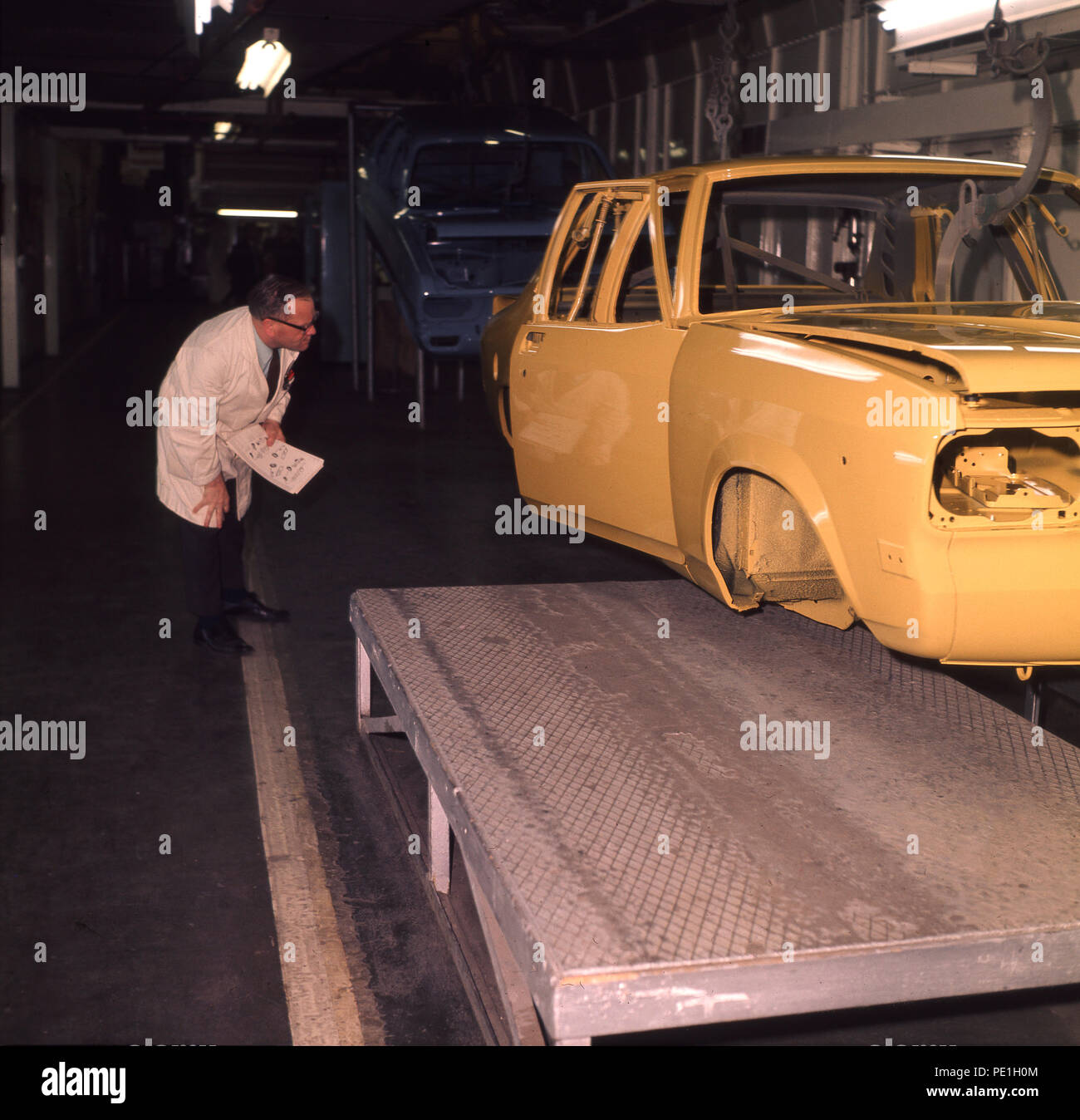 1970 s, Vauxhal Automobilwerk, Bedford, Luton, England, UK. Hersteller des Viva Modell, Inspektion der lackierten Auto vor der Montage. Stockfoto