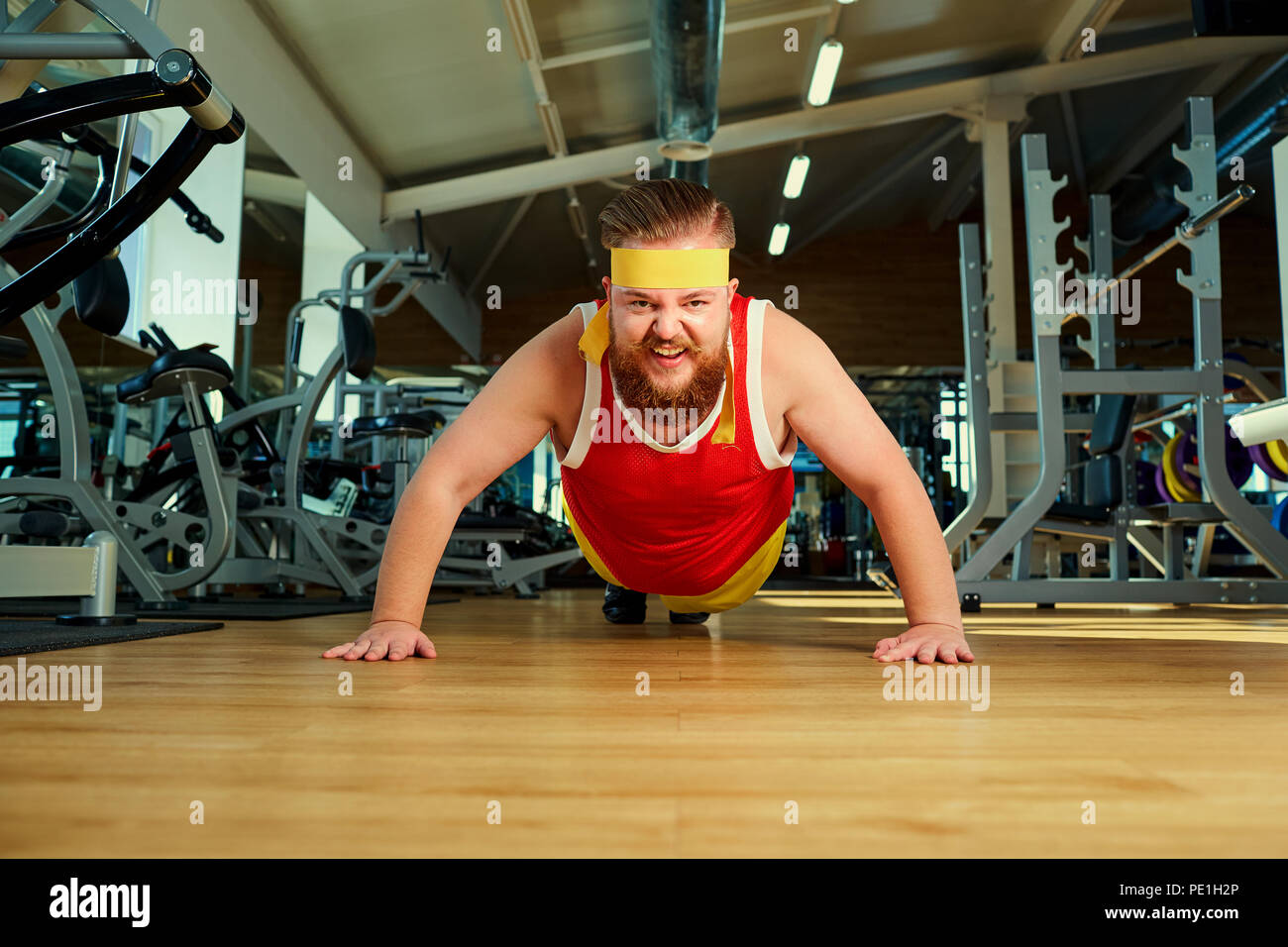 Eine lustige fetter Mann mit Bart in der Turnhalle Stockfoto