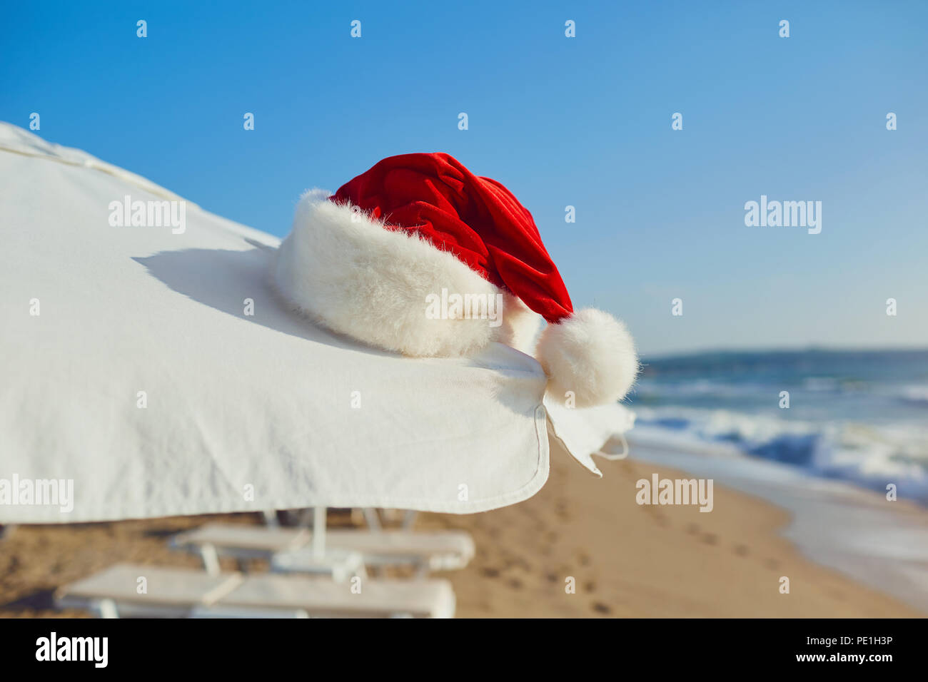 Santa Claus hat am Strand am Meer. Weihnachten im Urlaub b Stockfoto