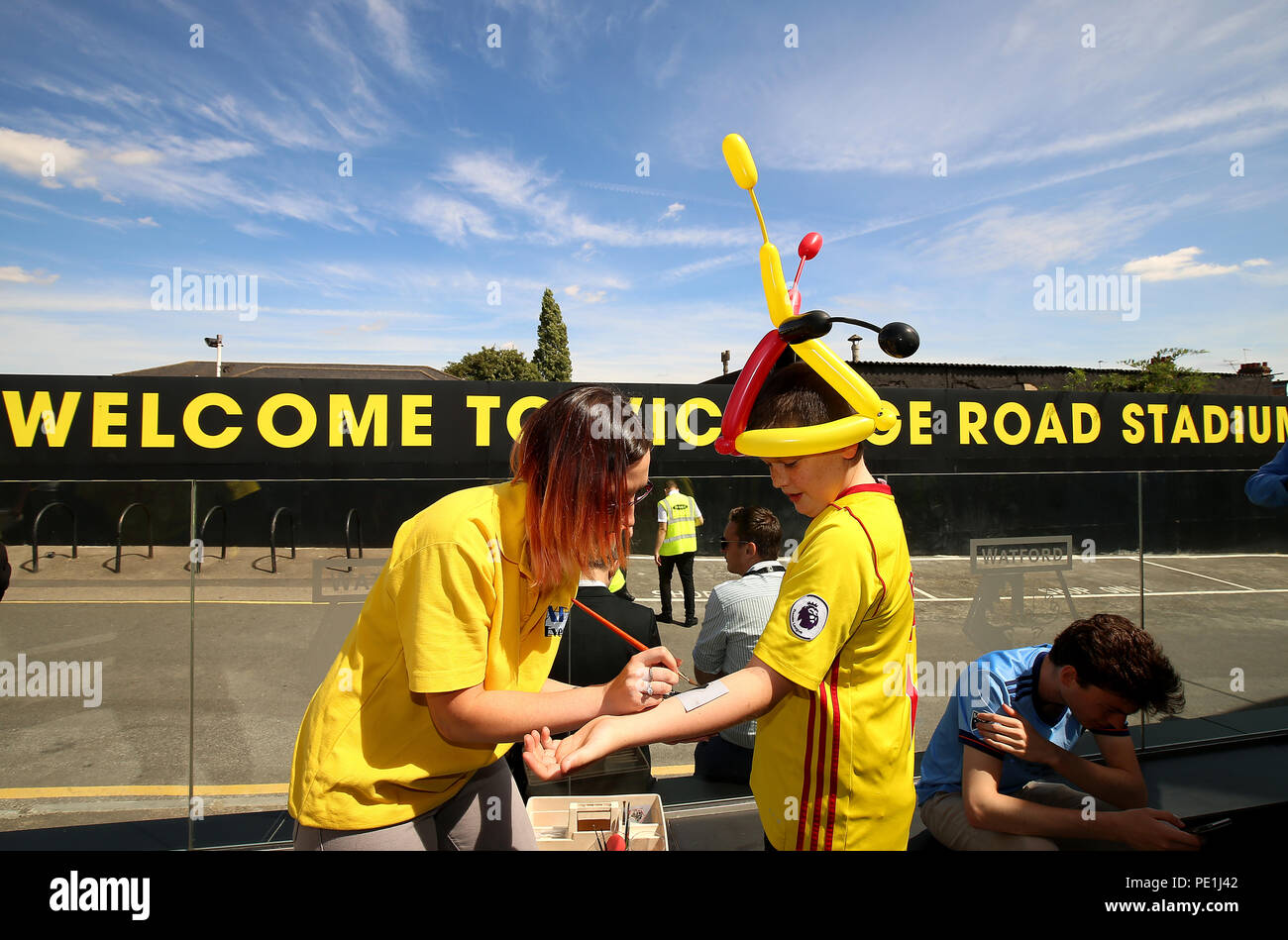 Watford Ventilatoren erhalten temporäre Tattoos vor der Premier League Match an der Vicarage Road, Watford gemalt. Stockfoto