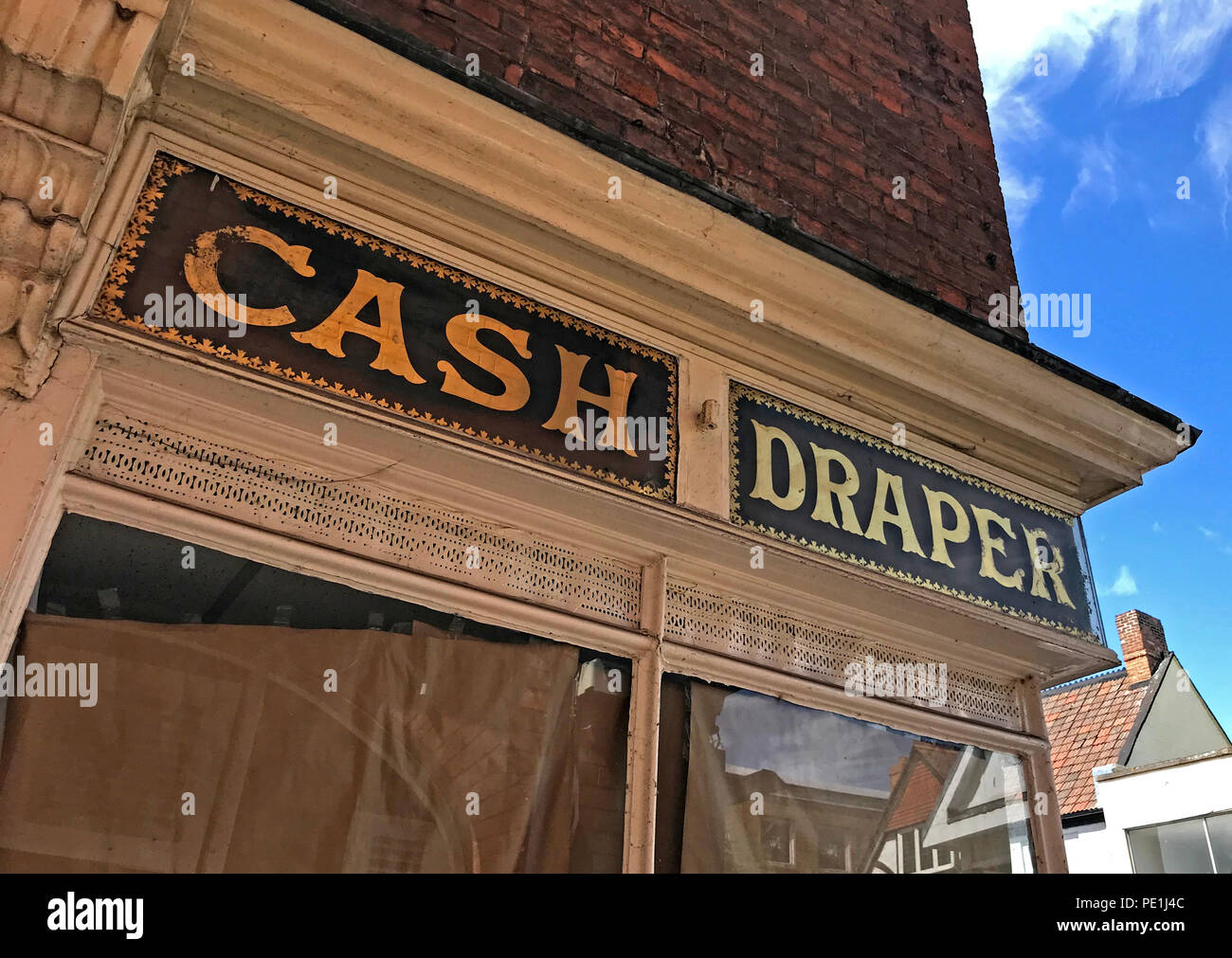 Viktorianische Cash Draper, Glas und Gold Leaf, High Street, Bridgwater, Somerset, South West England, Großbritannien Stockfoto