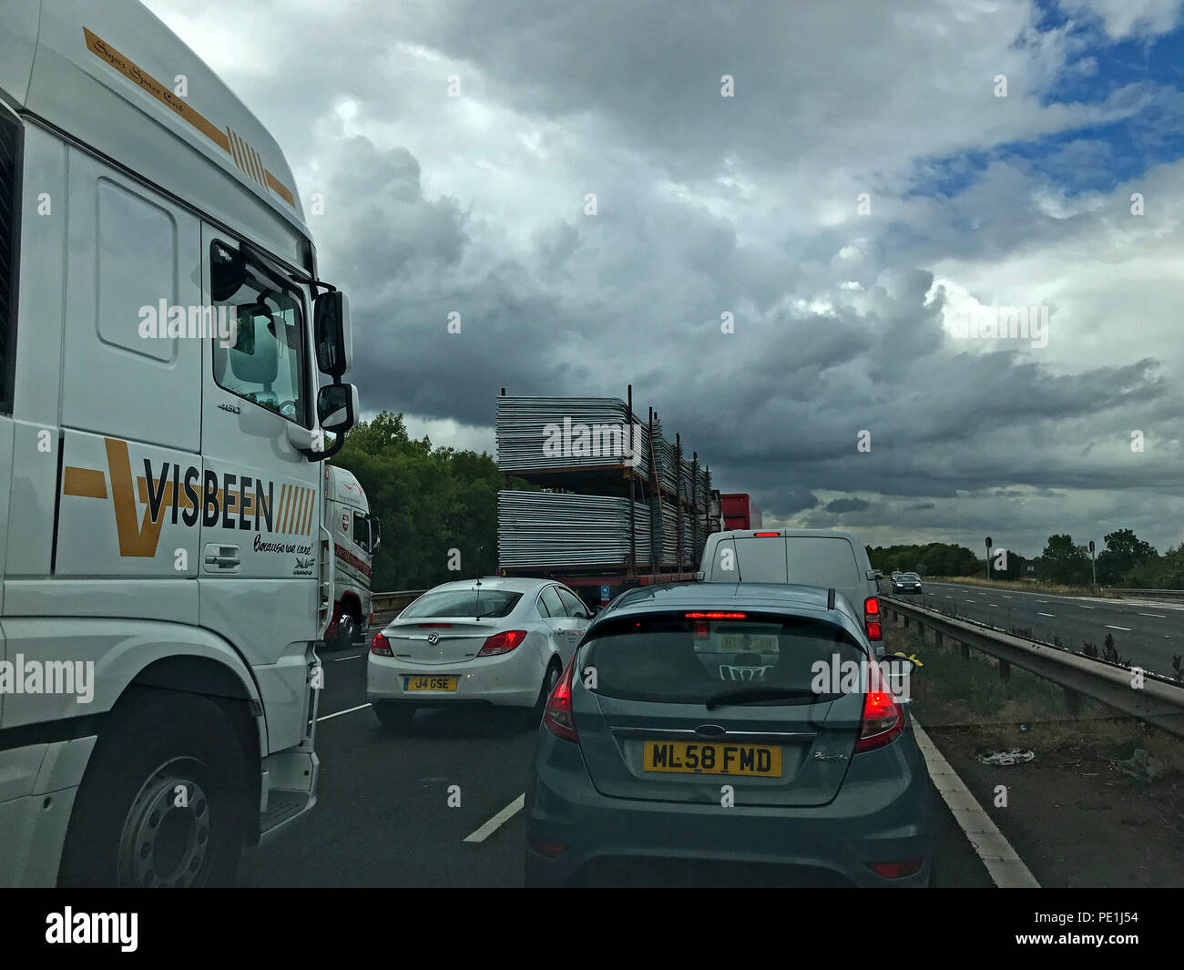 Verkehr auf der Autobahn bei Stillstand M6, abend Verkehrsbehinderungen, North West England, Großbritannien Stockfoto