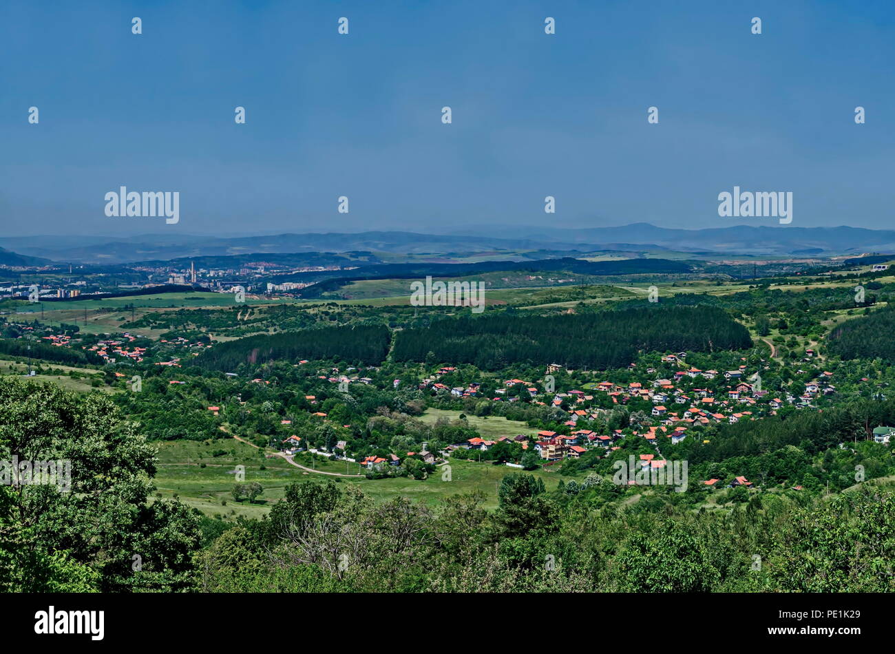 Blick Richtung Wohnviertel Marchaevo und Umgebung von Sofia Stadt am Fuße des Berges Vitosha, Bulgariens Stockfoto