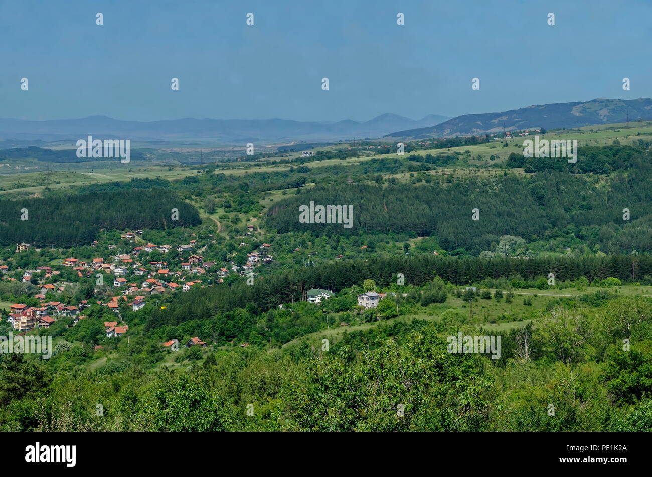 Blick Richtung Wohnviertel Marchaevo und Umgebung von Sofia Stadt am Fuße des Berges Vitosha, Bulgariens Stockfoto
