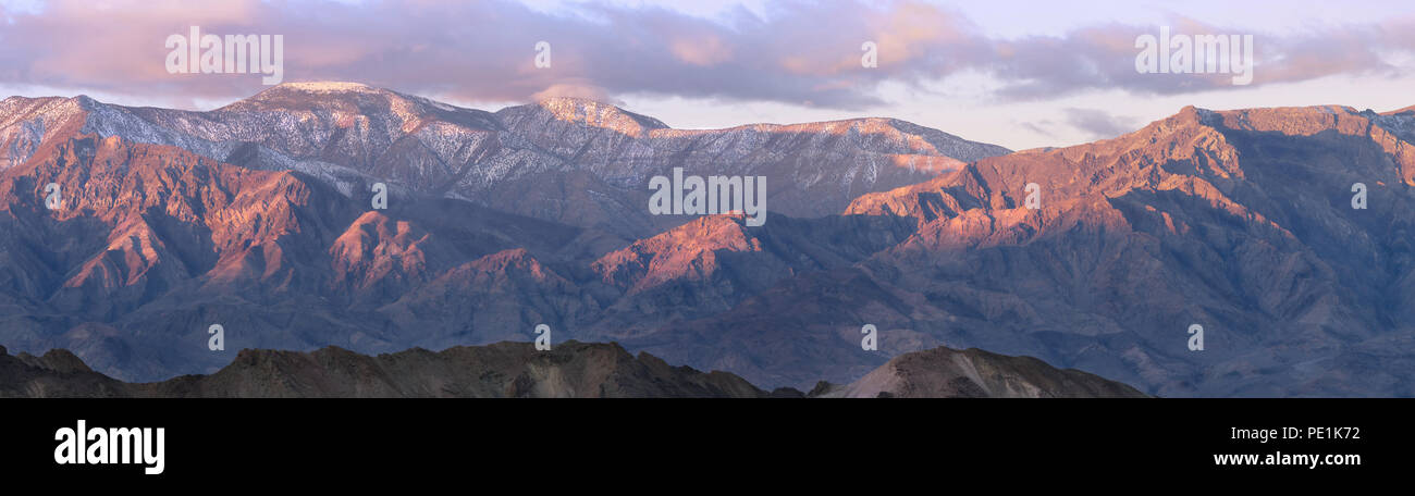 Panorama der Rocky Mountains im Bundesstaat Nevada in den Strahlen der aufgehenden Sonne. Stockfoto