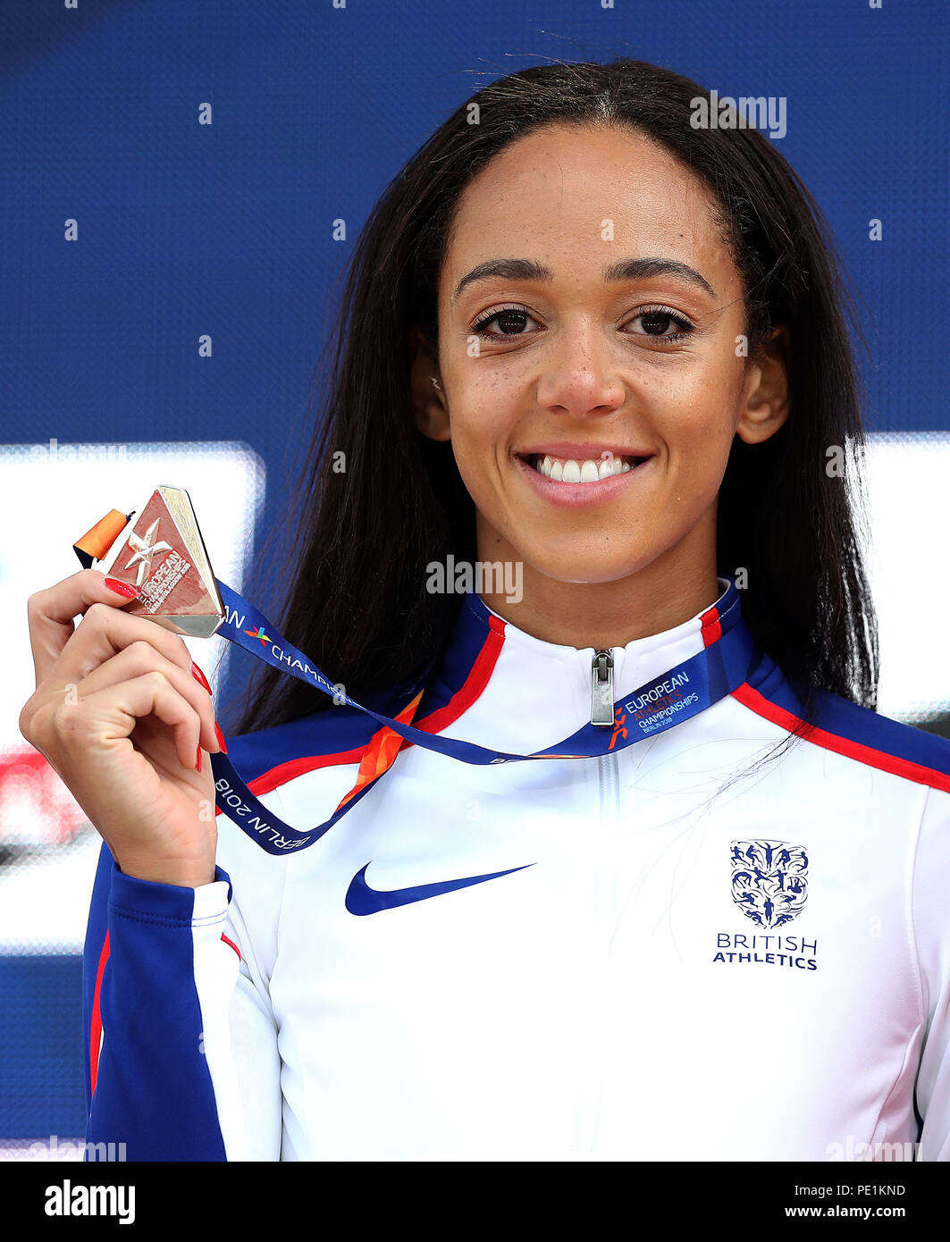 Großbritanniens Katarina Johnson-Thompson hält ihre Silbermedaille gewann bei den Frauen Siebenkampf, bei Tag fünf der Europäischen Leichtathletik WM 2018 im Olympiastadion, Berlin. Stockfoto