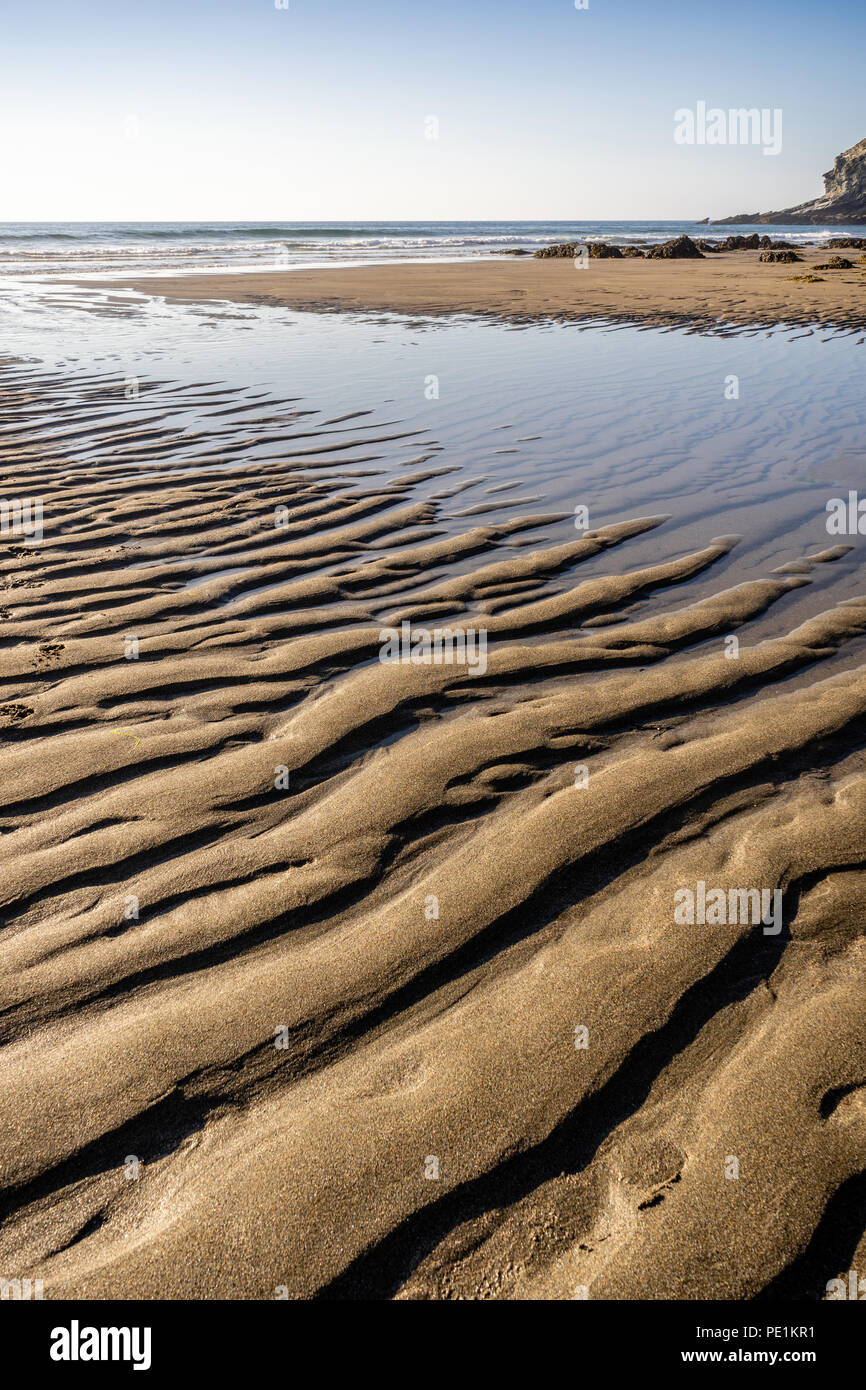 Sand Wellen auf einem einsamen Strand in North Cornwall, England, Großbritannien Stockfoto