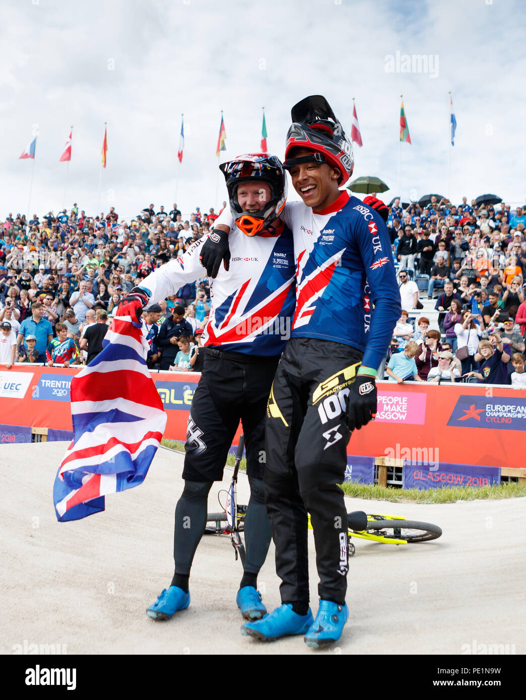In Großbritannien Goldmedaillengewinner Kyle Evans (links) feiert seinen Sieg mit Mannschaftskameraden und Silbermedaillengewinner Kye Whyte nach BMX der Men's Final bei Tag zehn Der 2018 Europameisterschaften im Glasgow BMX Zentrum verfolgen. Stockfoto