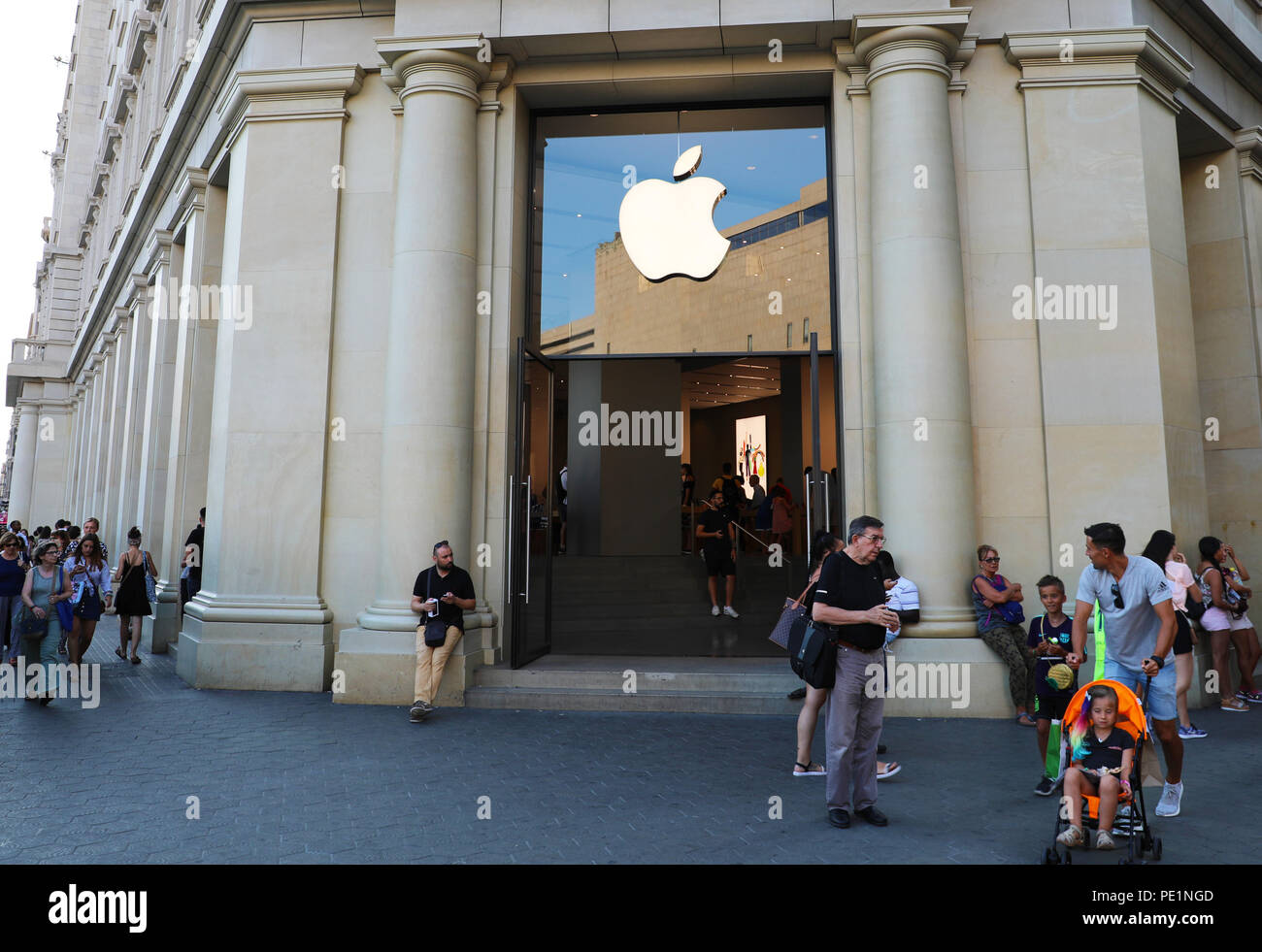 BARCELONA, SPANIEN - 12. JULI 2018: Apple Namensschild an der Plaza Catalunya in Barcelona, Spanien Stockfoto
