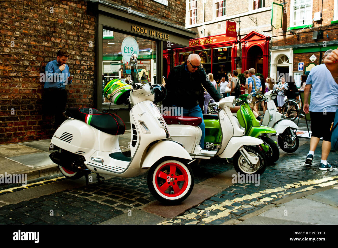 Vintage Vespas anfd Lambretta, Grape Lane York England Stockfoto