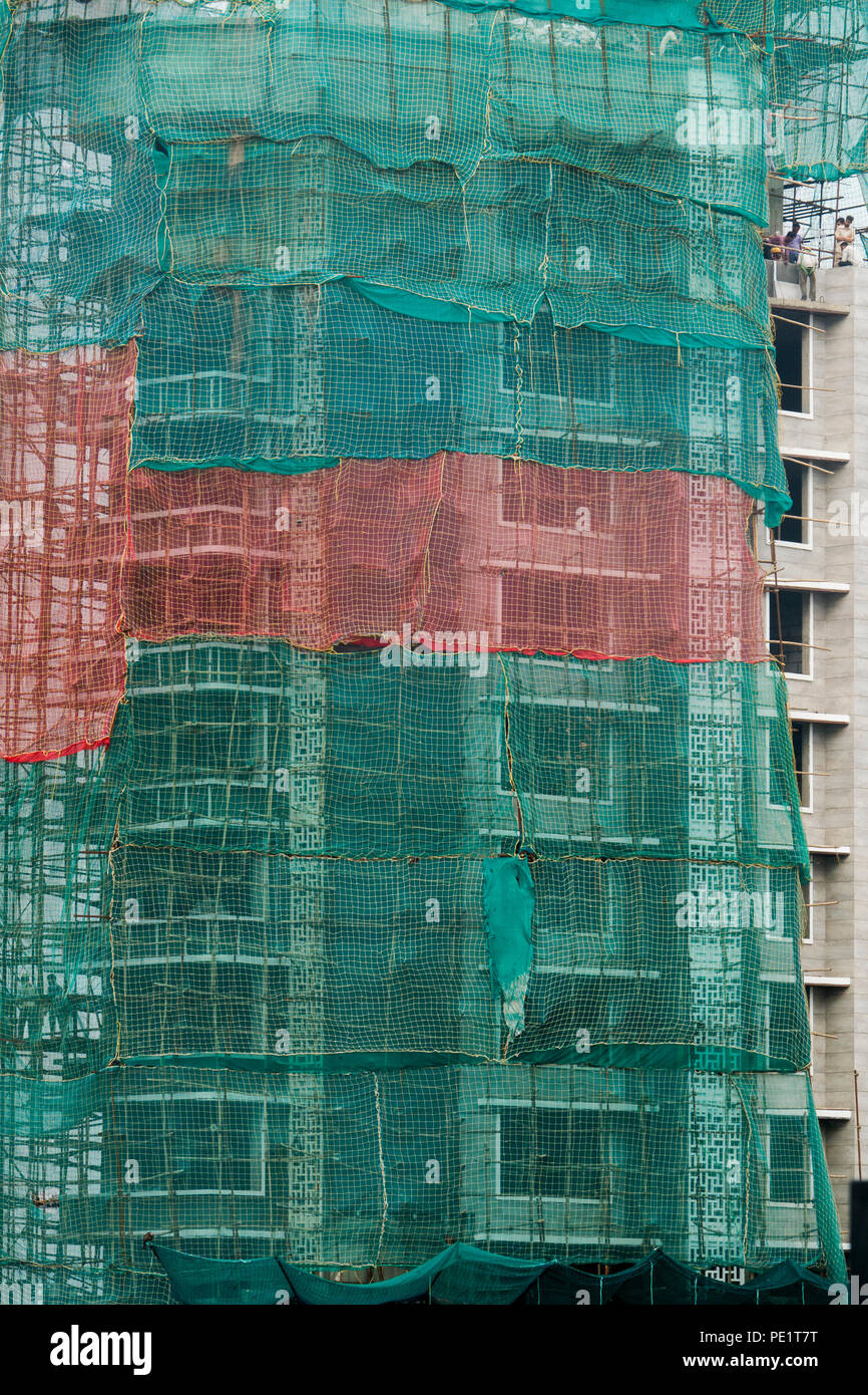 Bambus Baugerüste und Verzahnung außen an hohes Apartmentgebäude im Bau in Mumbai, Indien Stockfoto