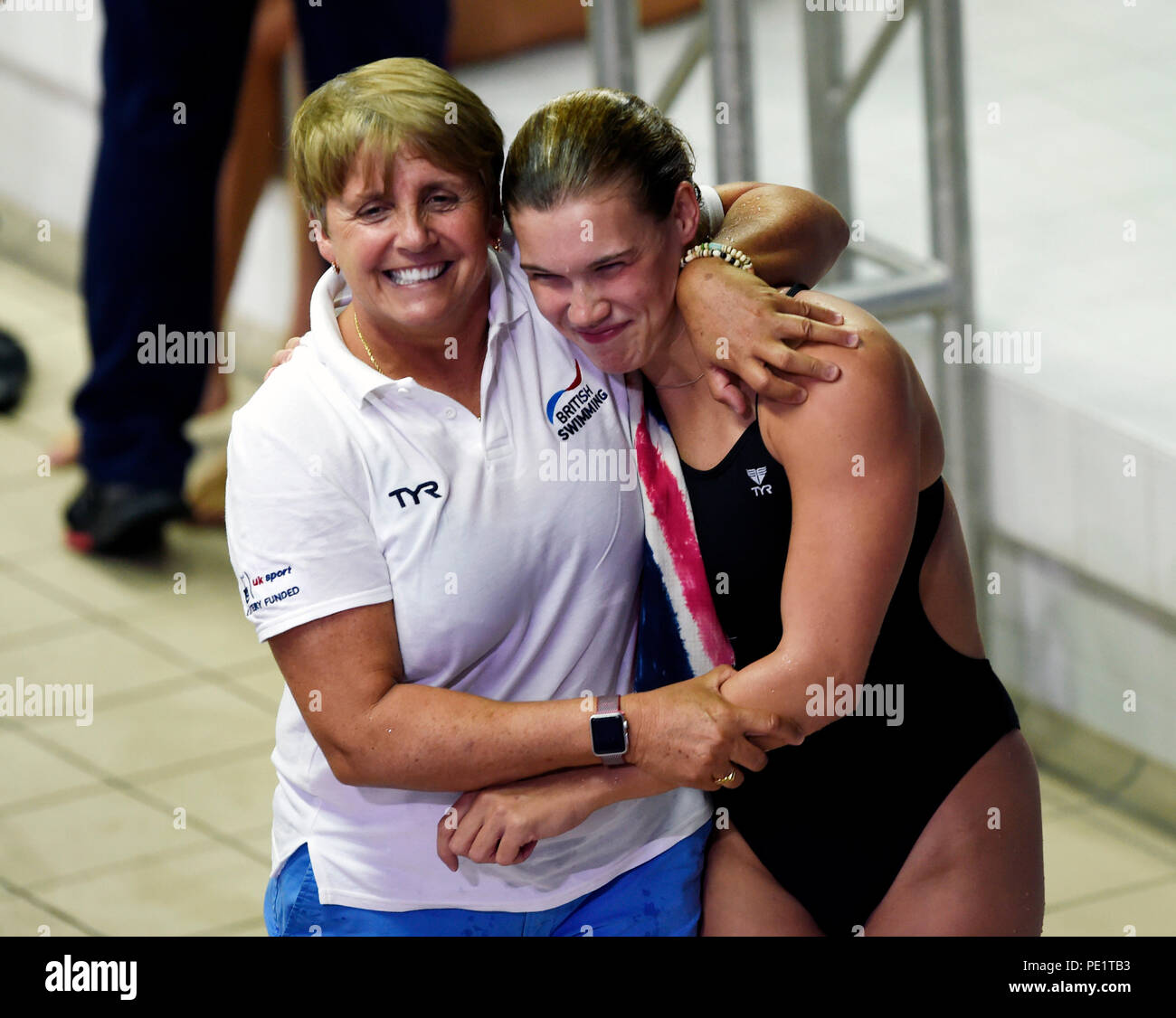 Gnade Reid (Großbritannien) feiert mit Ihrem Trainer Jane Figueiredo nach dem Gewinn der Goldmedaille in 3 der Frauen m Sprungbrett Final bei Tag zehn Der 2018 Europameisterschaften im Royal Commonwealth Pool, Edinburgh. Stockfoto