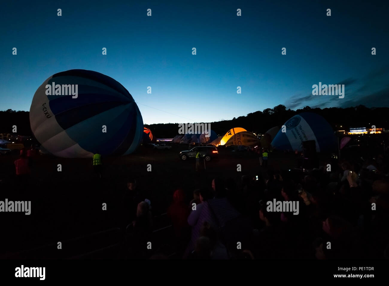 Nacht Leuchten am Abend des Bristol International Balloon Fiesta. Eine Reihe von Ballons in der Nacht Musik mit ihren Gasbrenner durchgeführt Stockfoto