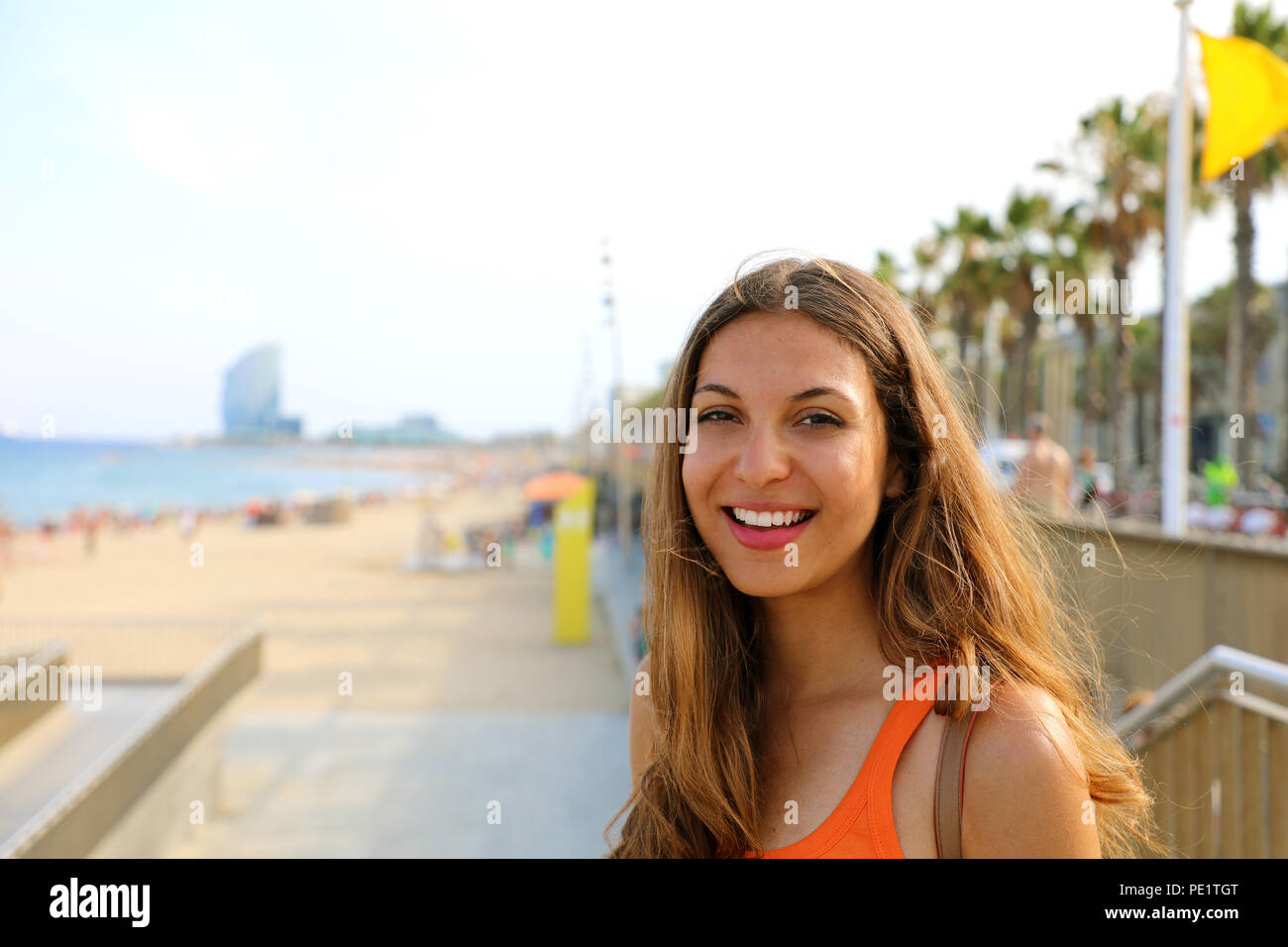 Lachelnde Junge Frau In Barceloneta Beruhmten Strand Von Barcelona Katalonien Spanien Stockfotografie Alamy