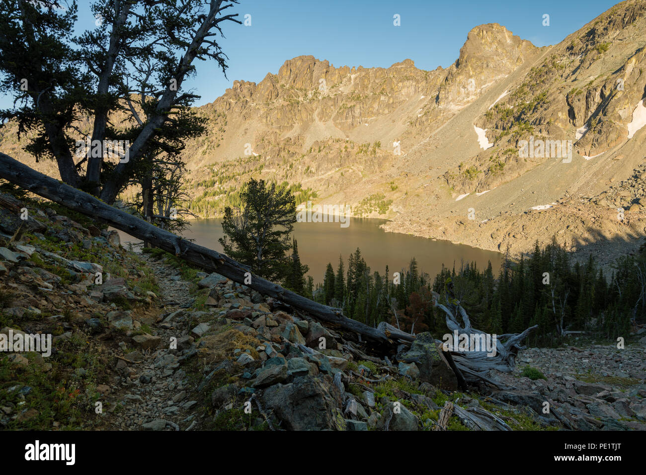 Idaho Mountain Lake mit Fuß weg führt hinunter eine Rocky Mountains Stockfoto