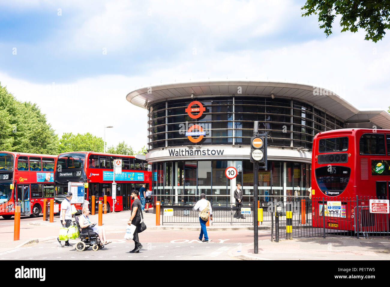 Bus- und U-Bahnstation Walthamstow, Selbourne Road, Walthamstow, London Borough von Waltham Forest, Greater London, England, Vereinigtes Königreich Stockfoto