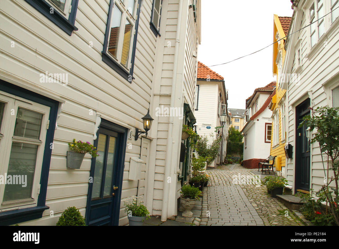 Bergen, Norwegen - 9 August 2018: Allgemeine Ansicht von Bryggen (die Hanseatic Wharf) in der Stadt Bergen. Das UNESCO-Weltkulturerbe stammt seine Wurzeln aus der Wikingerzeit und ist heute die Heimat vieler Der citoes Restaurants, Pubs, Läden und Museen. Die Stadt war für viele Jahre das Zentrum von Handel zwischen Norwegen und dem restlichen Europa und ist nun in der Regel der Ausgangspunkt für die Expeditionen ins Land. Foto: David Mbiyu Credit: David mbiyu/Alamy leben Nachrichten Stockfoto