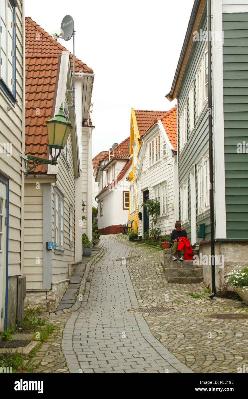 Bergen, Norwegen - 9 August 2018: Allgemeine Ansicht von Bryggen (die Hanseatic Wharf) in der Stadt Bergen. Das UNESCO-Weltkulturerbe stammt seine Wurzeln aus der Wikingerzeit und ist heute die Heimat vieler Der citoes Restaurants, Pubs, Läden und Museen. Die Stadt war für viele Jahre das Zentrum von Handel zwischen Norwegen und dem restlichen Europa und ist nun in der Regel der Ausgangspunkt für die Expeditionen ins Land. Foto: David Mbiyu Credit: David mbiyu/Alamy leben Nachrichten Stockfoto