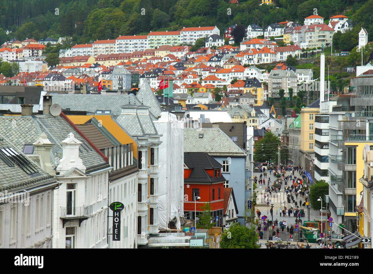 Bergen, Norwegen - 9 August 2018: Allgemeine Ansicht von Bryggen (die Hanseatic Wharf) in der Stadt Bergen. Das UNESCO-Weltkulturerbe stammt seine Wurzeln aus der Wikingerzeit und ist heute die Heimat vieler Der citoes Restaurants, Pubs, Läden und Museen. Die Stadt war für viele Jahre das Zentrum von Handel zwischen Norwegen und dem restlichen Europa und ist nun in der Regel der Ausgangspunkt für die Expeditionen ins Land. Foto: David Mbiyu Credit: David mbiyu/Alamy leben Nachrichten Stockfoto