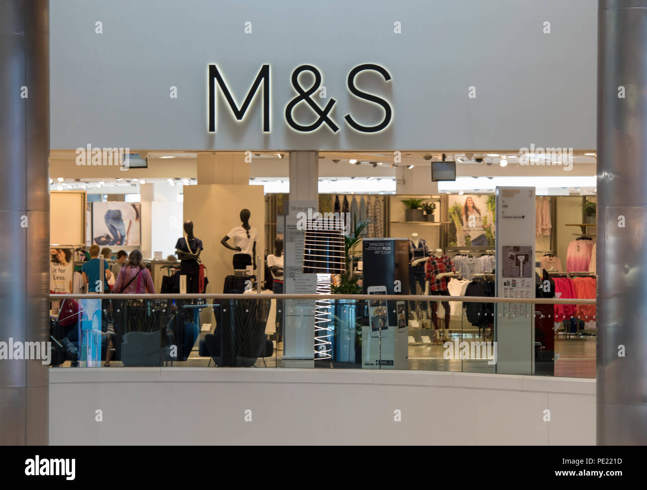 UK, 11. Aug 2018. Die kämpfenden britischen High Street Einzelhändler heute angekündigt, die Schließung von über 30 der UK High Street Stores mit den unvermeidlichen Arbeitsplatzverluste. Ein Beispiel für eine andere berühmte brnd Geschäfte kämpfen gegen steigende Kosten und die Erhöhung der Leute Internet und Online Shopping zu konkurrieren. Vertrauen High Street Marke, die Schwierigkeiten in der aktuellen nmarketplace zu konkurrieren. Quelle: Steve Hawkins Fotografie/Alamy leben Nachrichten Stockfoto