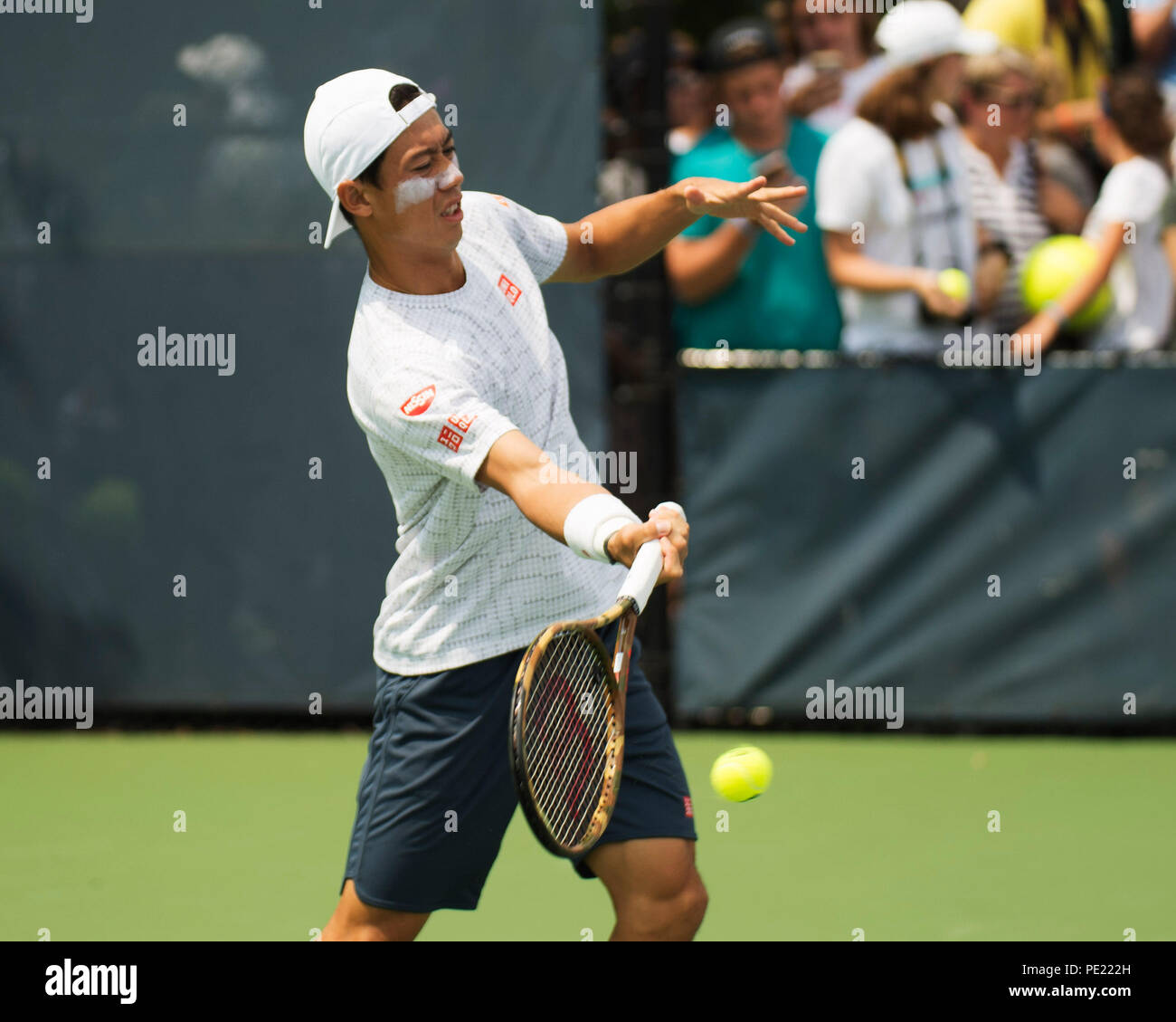 Ohio, USA, 11. August 2018: Kei Nishkori Praktiken gegen Andy Murray am westlichen Süden öffnen, Mason, Ohio, USA. Brent Clark/Alamy leben Nachrichten Stockfoto